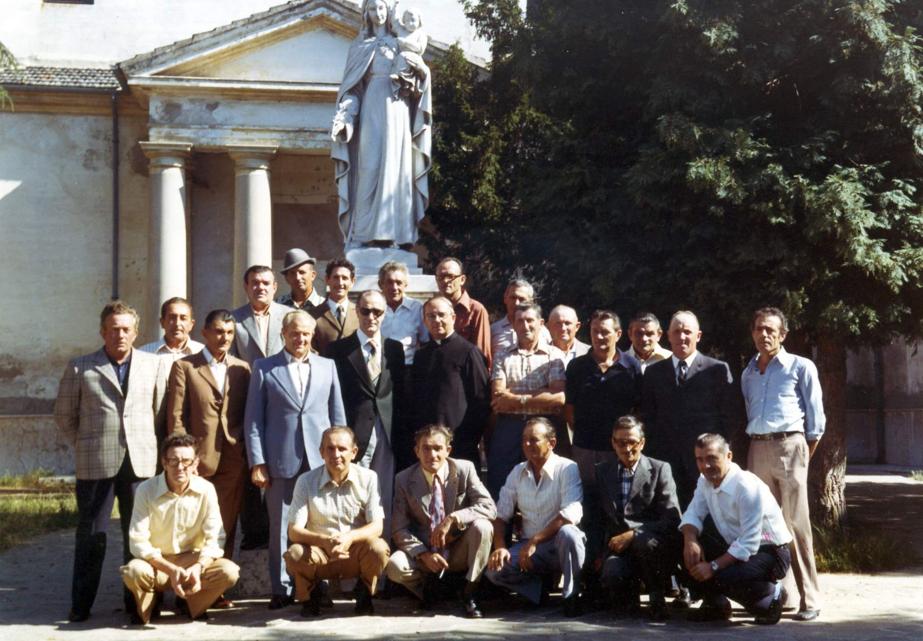 Ci sono: De Bortoli Pietro,  Marcon Carlo, Marconato Silvano, Dal Din Fausto, Gallina Primo, Fasan Silla, Faccin Albino, Varago Antonio, Rossi Dario, Faccin Lodovico, Visentin Attilio, Zucchello Orfeo, Bonora Leo, Fenato Primo, Bonetto romeo, Bordin ??, Fantin Ido, Gatto Angelo, Bonora Iseo, Franco Fausto, Bandiera Amedeo, Gallina Italo, Brombal Luigi, don Pietro Signoretti.
