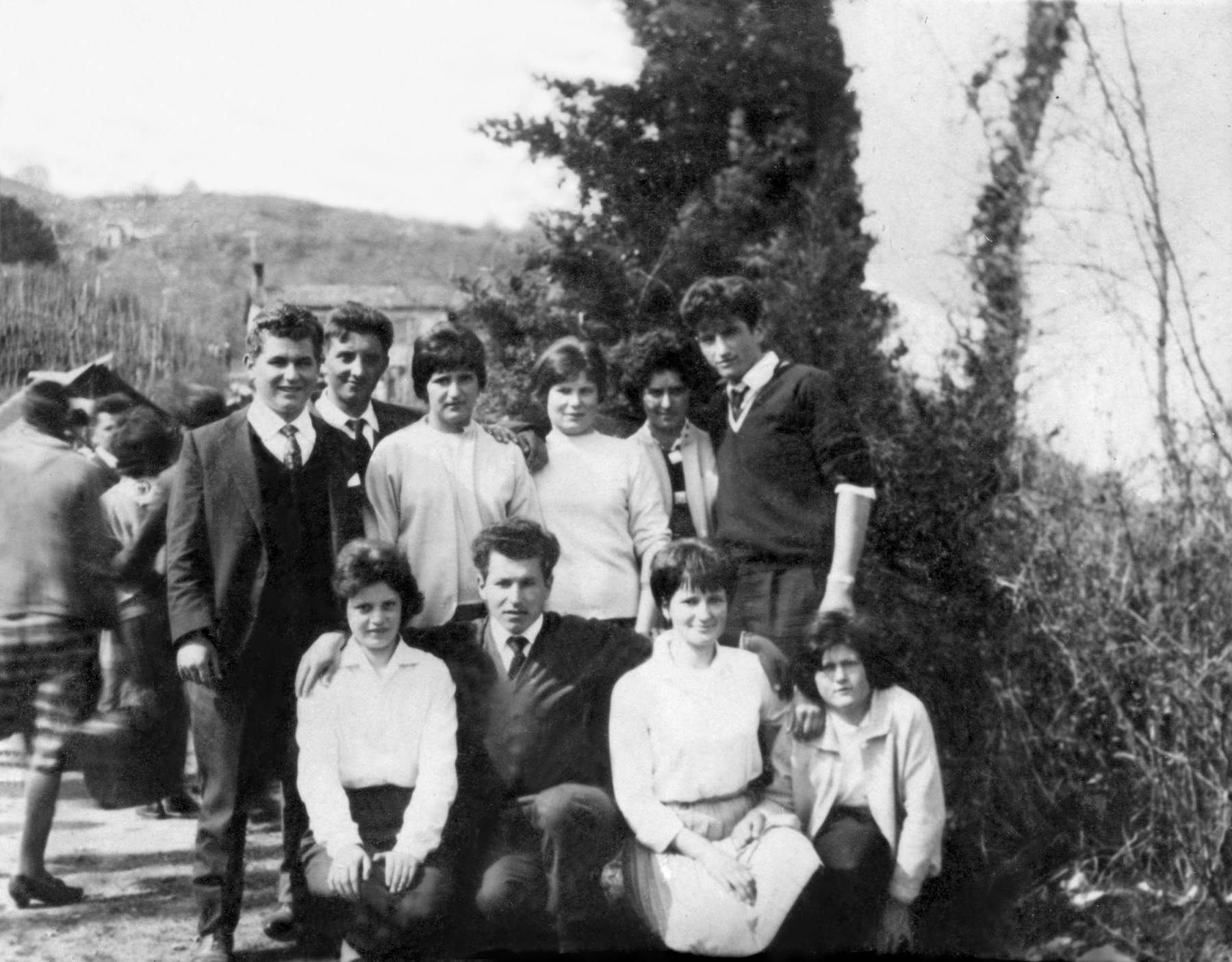 In Rocca a Cornuda, circa 1964. Gallina Graziella, Gazzola Mario, Innocente Graziella, Precoma Teresa, Gazzola Renzo, Gallina Silvano, Baldisser Maria, Gallina Giuseppina, Baldisser Amelia, Innocente Egidio.