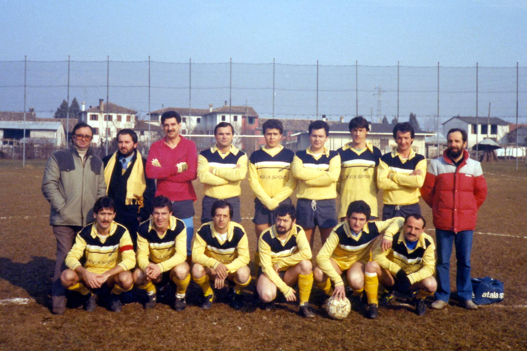 Calcio amatori anni 80 in alto da sx Cavarzan Carlo, Calzamata Romeo, Livore Gianni, De Bon Luigi, Velo Marco, Zandon Daniele, Bau Lino, Botti Italo, Bordin Decimo.
Sotto da  sx Padovan Domenico, Vendramini Dino, Bandiera Rino, Zanetti Danilo, Bordin Sergio, Bordin Ennio.