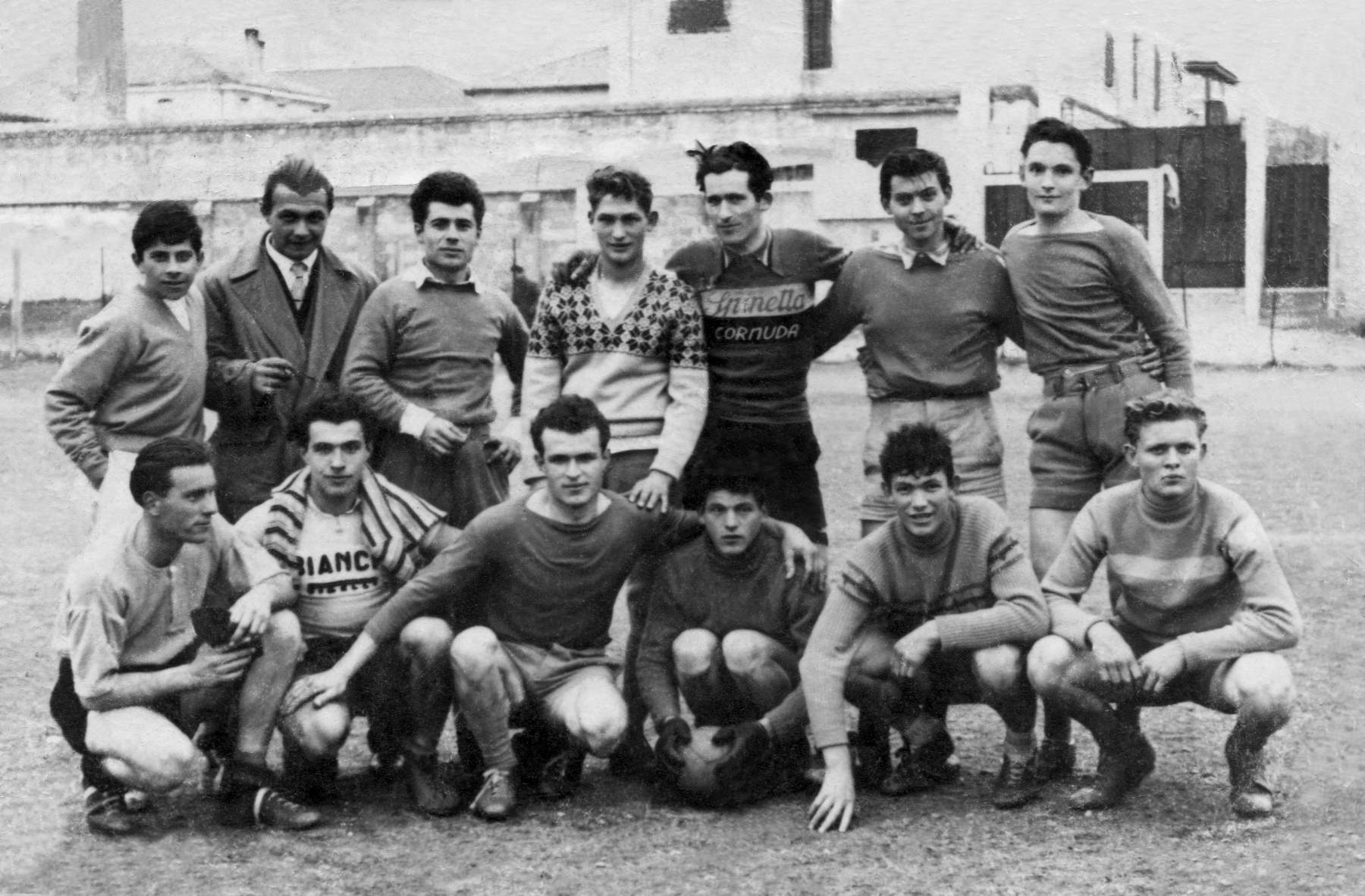 Squadra calcio 1956. Remo Cervi, Giacon Giuseppe, Poloni Stanislao, Nino Gemin, Garbuio Renzo, Silvio Mazzoccato e altri non riconosciuti.