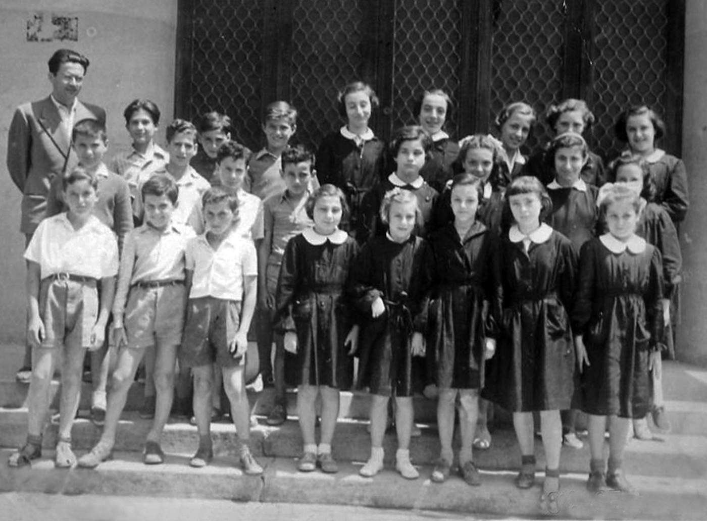 La classe 1938 in prima media nel 1949 con il prof. Favotto Erminio. Bessegato Giovanni, Meghinotto Mario, Boschin Giovanni, Bolzan Natale, Rossi Carlo, Bessegato Franco, Cipriani Franco, Bianchin Alfio, Fontebasso Arturo, Corso Emma, Klinz Guglielmo, Incerti Alba, Conte Alessandra, Prigol Franca, Manfrin Elsa, Tiziano Maria Teresa, Beraldo Carla, Valeri Luisa, Gallina M. ,  Fornasier G. , Sartor Gabriella e Caberlotto Rina.