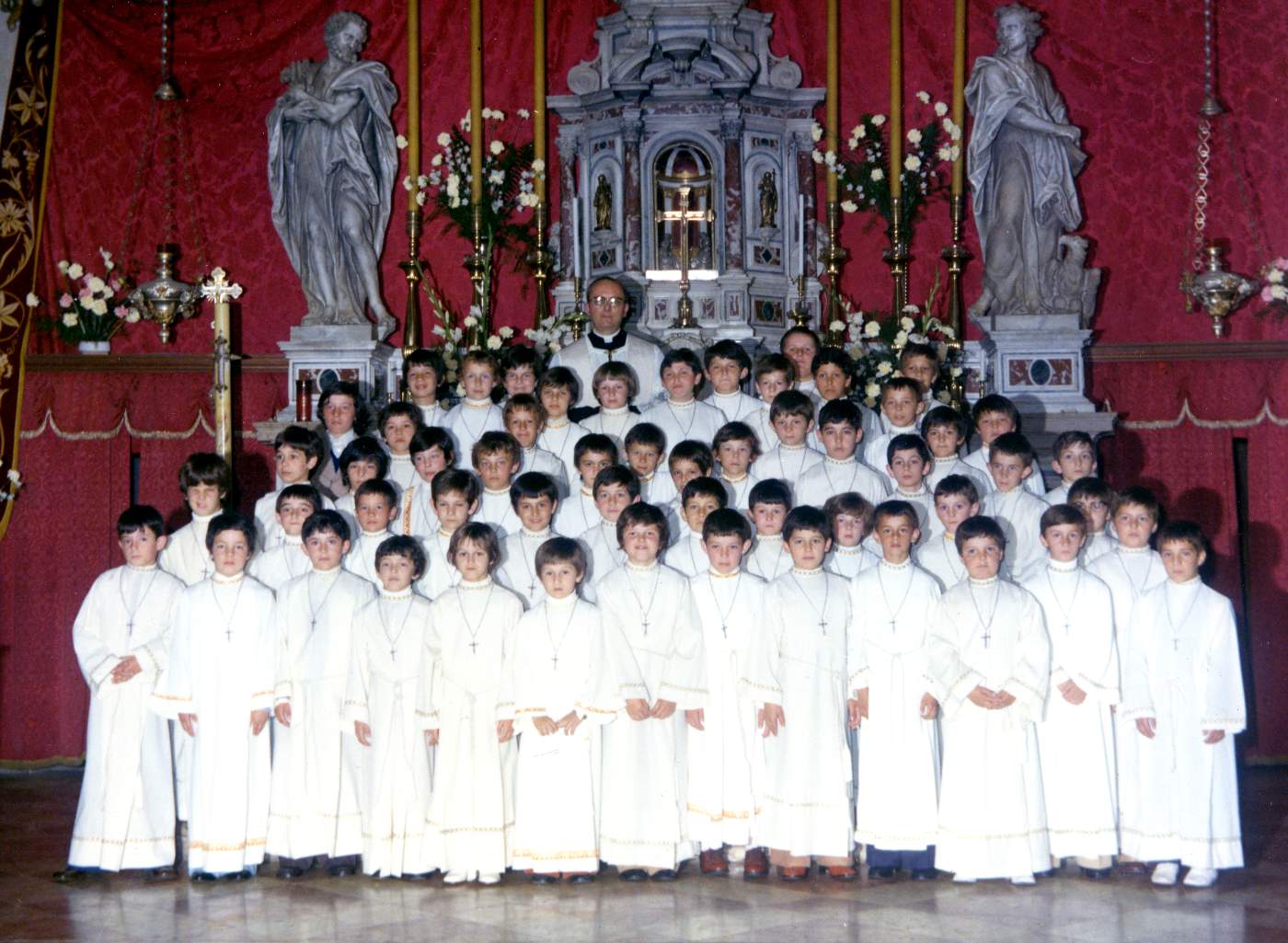 Prima Comunione della classe 1967. Ci sono: Giuseppe Reginato, Maschio Silvano, Luca Piovesan, Paolo Gallina, Oscar Ganeo, Stefano Cavarzan, Roberto Danieli, Gabriele Bettamin, Fabio Dal Din, Luca Conte, Stefano Marconato, Claudio Mazzoccato, Mauro Dalla Riva, Daniele Poloni, Roberto Cimino, Bandiera Matteo e altri.