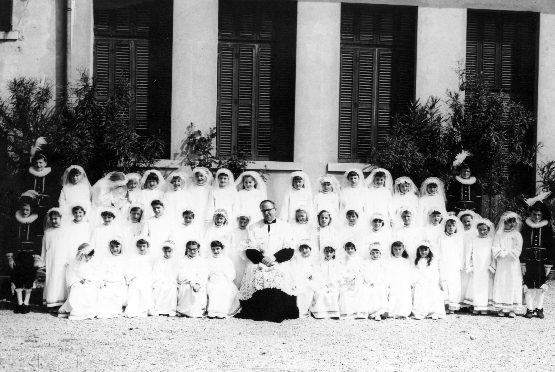 Foto di Martinazzo Rosanna. Fila In alto: ???, ???, Brombal Dolores?, ???, Lucia Danieli,   Poloniato Graziella?, ???, Tormena Patrizia, ???, ???, ???, ???, ???, ??? Fila di Centro da sinistra: ???, ???, ???, ???, Foscarini Liviana, ???, ???, Casagrande Mariarosa, ???,   Michielin Fiorella, ???, ???, Visentin Bernardina, ???,???, Susin Ester, Carmen?, ???  Fila sotto da sinistra:   Bordin Stefania, Botter Rita, Cimolato Franca, Cimolato Maria, Gherlenda Silvia, Scopel Ada, ???,???, Corcione   Giuseppina, ???, ???, Franco Bruna, Paggetto sotto a destra: Lino De Bortoli?
