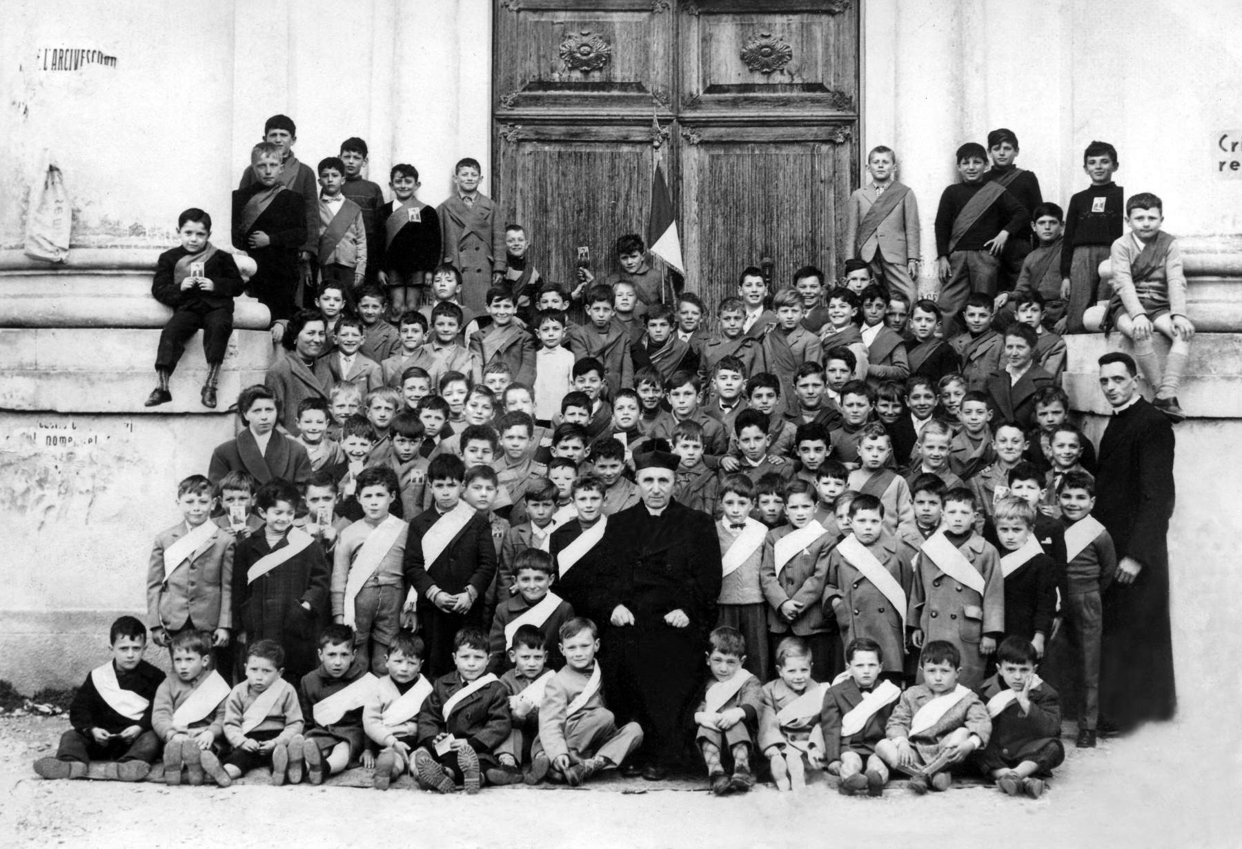 Ci sono: don Cammilo Pasin,  don Giovanni Tasinazzo,  Gemma Gallina,  Ersilia Giacometti  e  i  bambini: Gino Facin,  Gianni Desti,  Lucio Bonora,  Gianni Bresolin,  Sergio Scattolin,  Gianni Calzamata,   Ernesto Bordin,  Franco Danieli,  Giorgio Piccoli,  Evaristo Pellizzari,   Giorgio Breda,  Orlando Brombal,  Franco Menegon,  Dino Menegon,  Guido Menegon,  Luigino Fava,  Sandro Precoma, 
Morlin ?,  Favretto ?,  Graziano Gallina,  Luciano Bordin,  Ivo Volpato,  Giordano Piovesan,  
Walter Martignago, Tiziano Piovesan e altri.