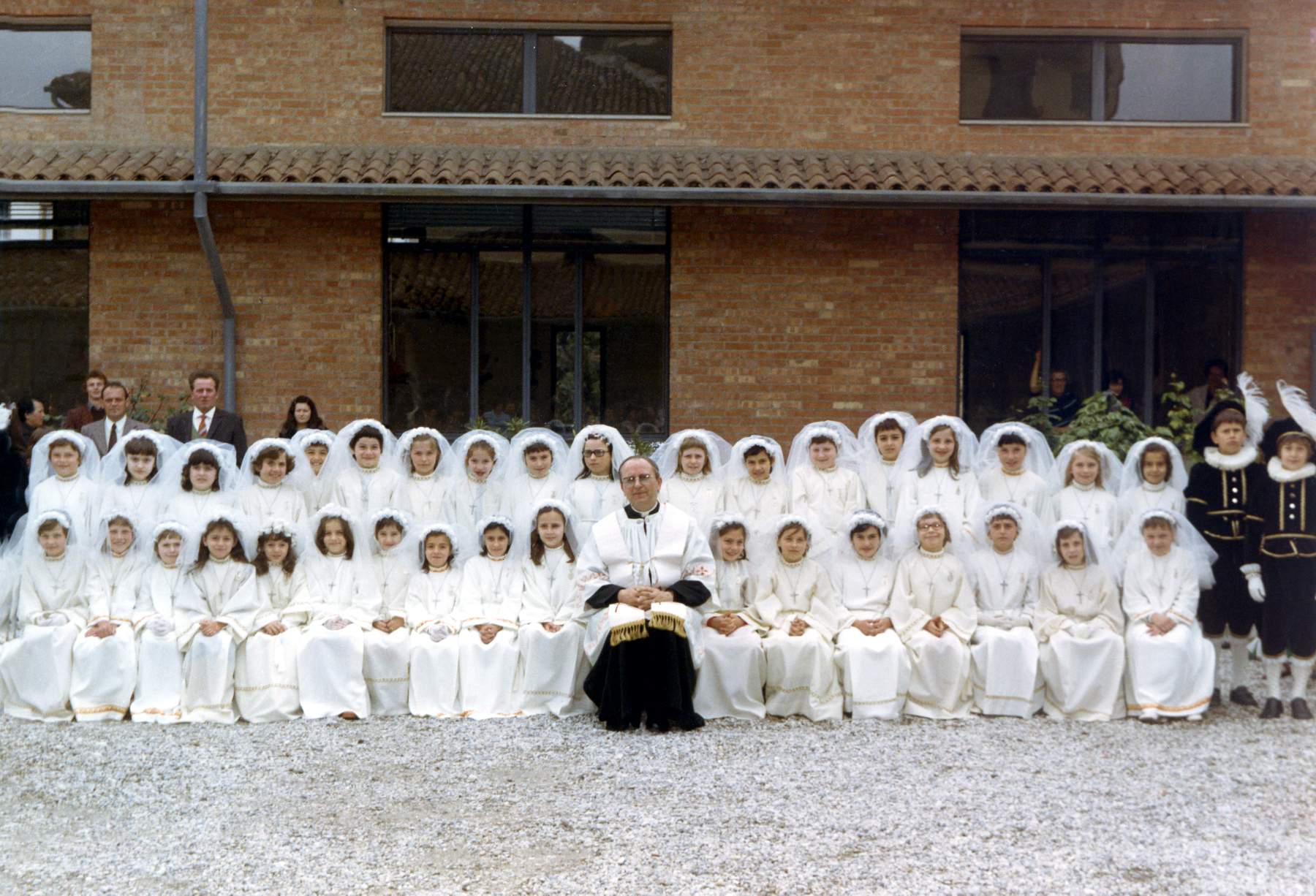 Don Pietro Signorotti, Giovanna Susin, Morena Susin, Emanuela ?, Daniela ?, Bonora Agnese, Barbara Zanin, Gallina ?, Emanuela Dongiovanni, Franco Laura, Elena Merotto, Lucia Morlin, Marina ?, Casagrande ?, Camilla ?, Gabriella Gallina, Floriana tormenta e altre. 1970