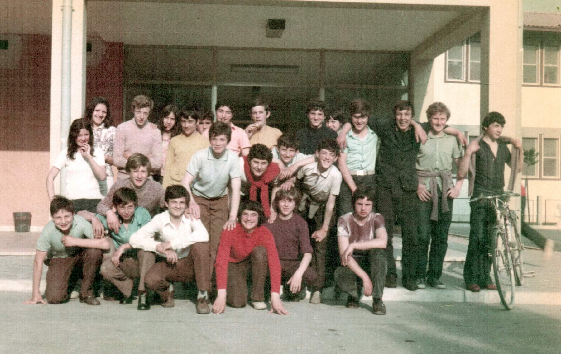Classe 1957 elementari in piazza. Prima fila da sotto a sinistra: Zucchello Norio, Lievore Mario, Pisan Gigino, Zanetti Eraldo, Garbuio Livio, Poloni Adriano. Seconda fila: Bonora Mara, Spadetto Daniele, Gallina Daniele, Spadetto Paolo, Tonello Lino, De Bortoli Lino. Terza fila: Merlo Elvira, Pandolfo Sandro, Raffaella Balestra, Bordin Stefano, Pozzobon Fernando, Furlan Vanio, Zamprogno Gianni, Roberto Michieli, ??, Favero Luciano, Binotto Franco, Gallina Nedo, Basso Agostino.