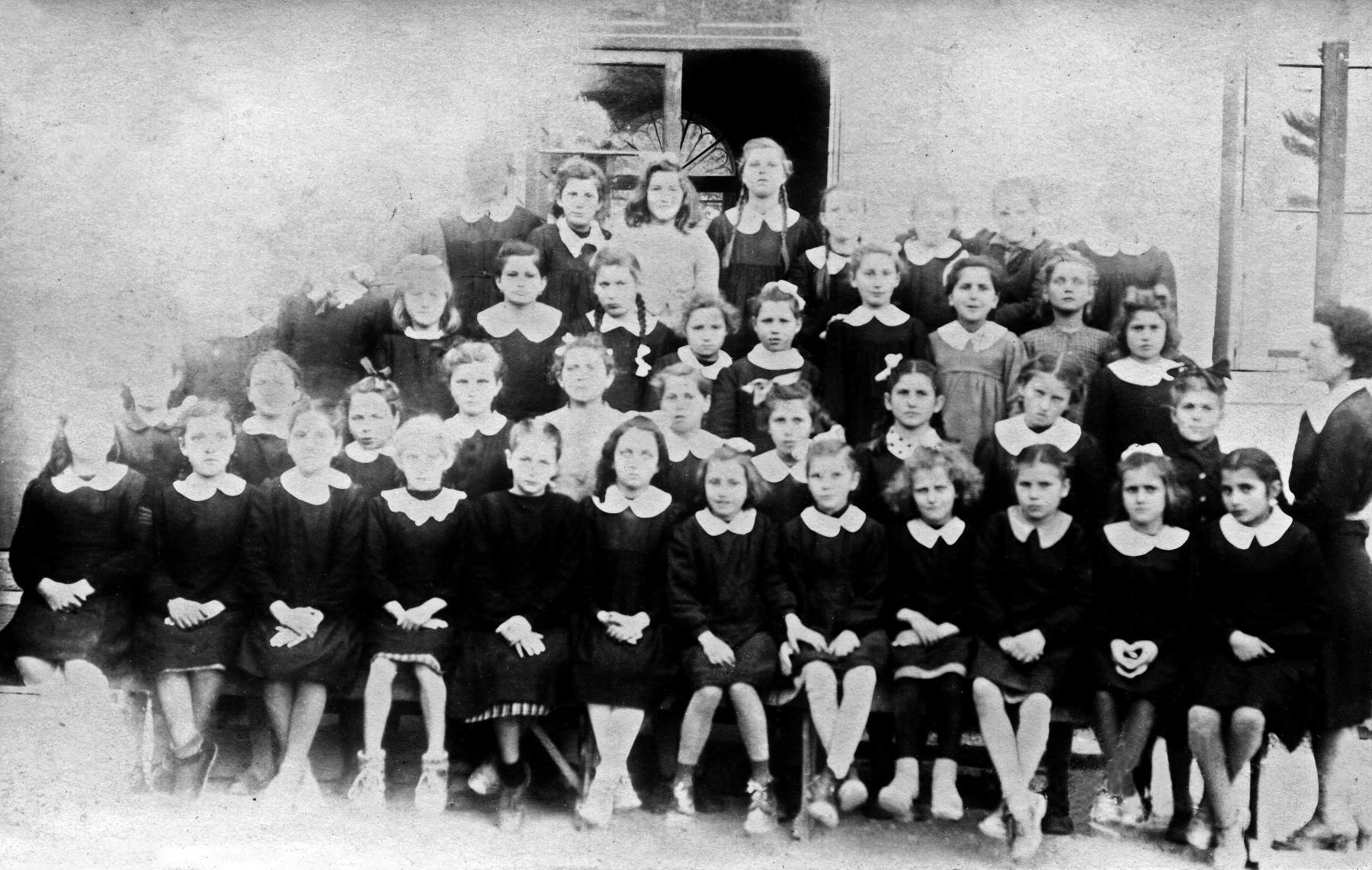 Classe 1939 in IV elementare con la maestra Schiavinato, anno 1949. Maria Loris, Pasqua ?, Maria Garbuio,  Gina ?, Franca Velo, Maria Donato, Marisa Tesser, Gigetta ?, Brion Gina, Giacometti Ines, Agnese Tiberio, Lea Spadetto, Irma Brombal, Mazzocato Luciana, Morlin ?, Bordin Marisa, Mazzocato Marisa, Longato Agnese, Mazzocato Cecilia, Poloniato Renza, Faccin Isetta, Gallina Natalina, Gallina Carmen, Nicoletta ?, Dina Zanolla, Lea Fruscalzo, Rosa Guolo, Venturini Anna, Gabriella ?, Marisa Bordin.