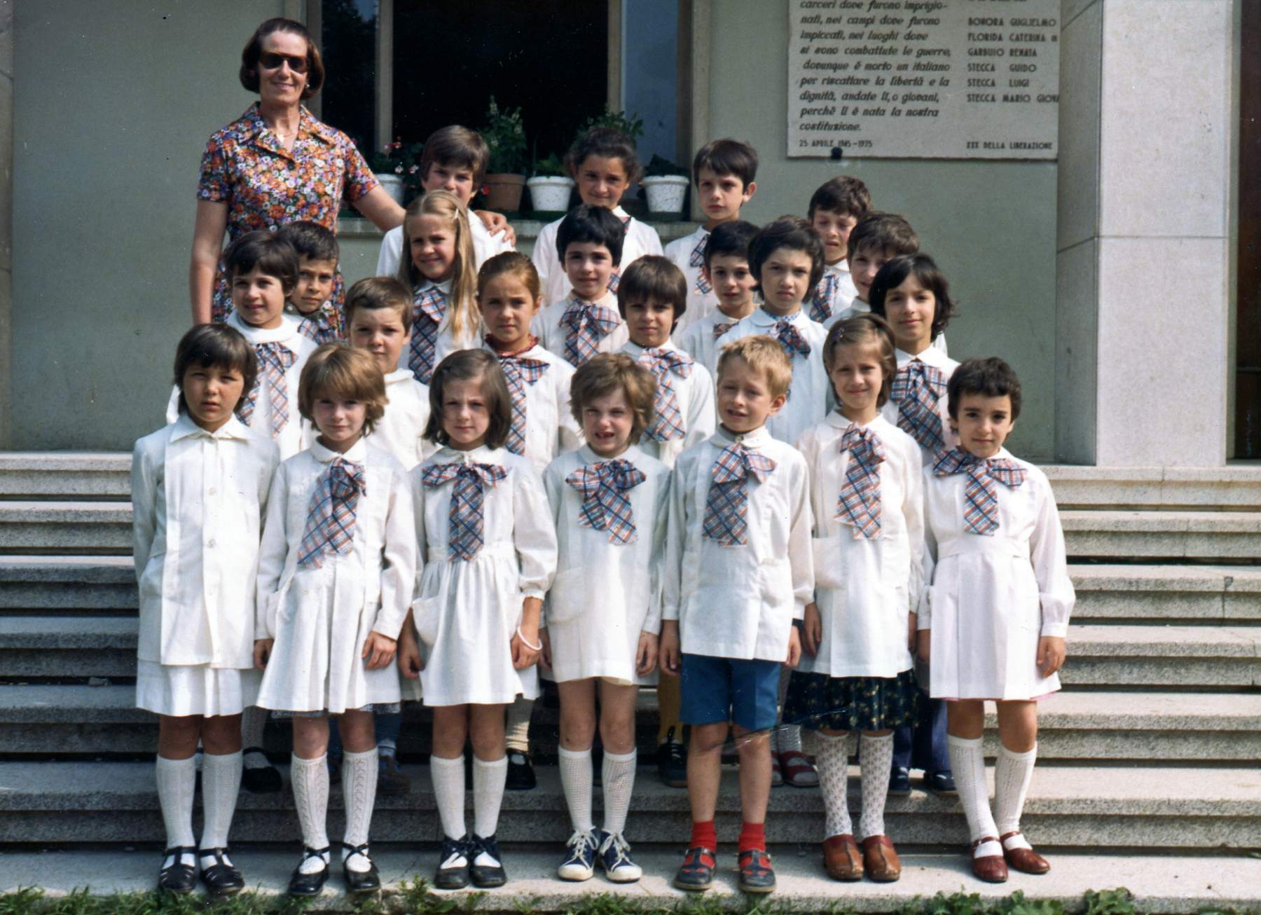 classe 1967 in piazza con la maestra Olga Simeoni. Mion Patrizia, Antonella Badoer, Guiotto MariaRosa, Gallina Marco, Fabio De Zen, Patrizia Morlin, Cinzia Capoluppo,
 MariaRosa Bonora, Paolo Gallina, Monica Tiberio, Andrea Bresolin, Daniela Favretto, Pezzino Massimo, Tavernaro Stefano, Rossi Anita, Padoin Roberta, Fabio ?, Fabrizio Bianchin, Luca Conte, Diana Faccin, Sandro Mazzocato, Tiziano Facin.
