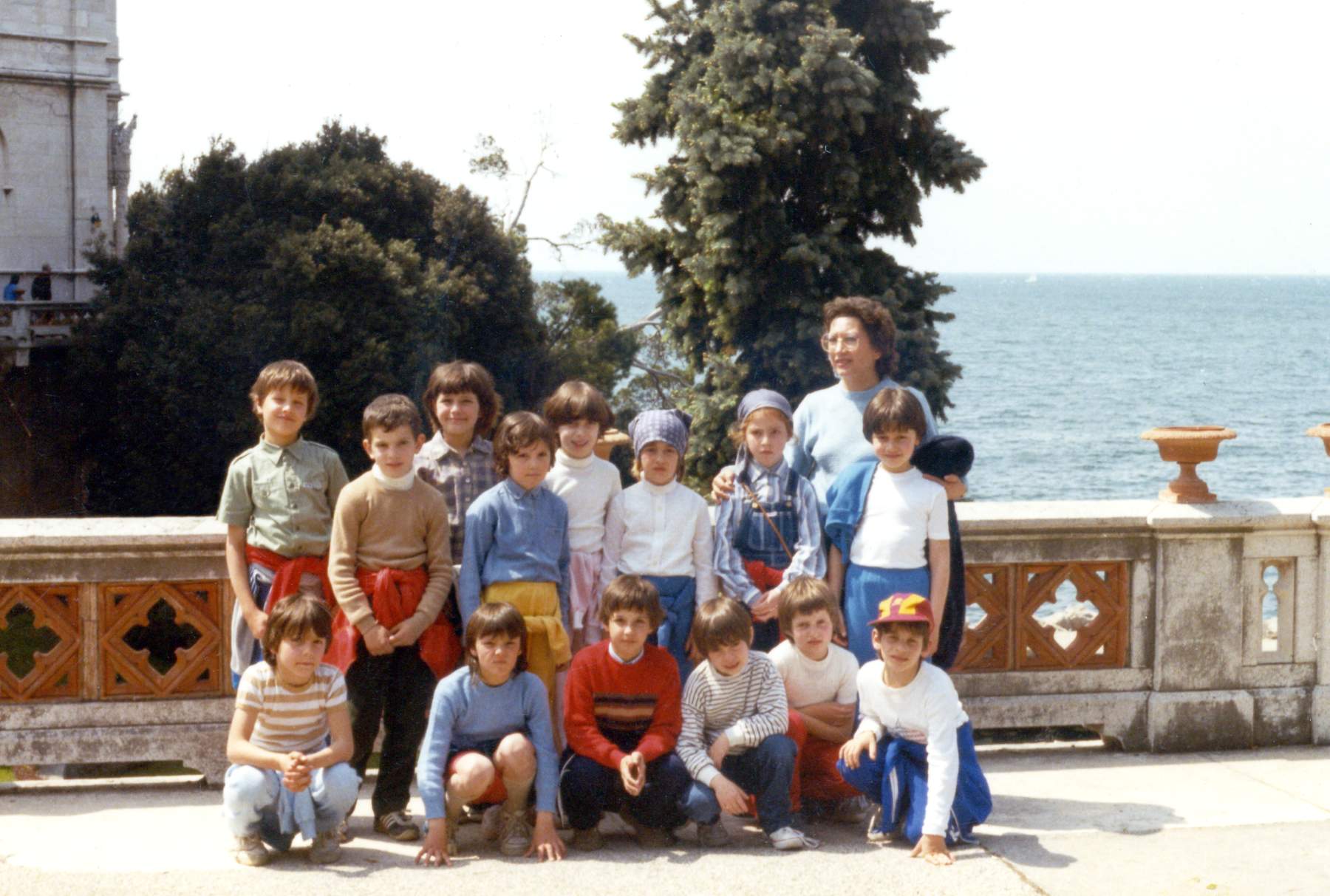 Classe 1975 in gita a Trieste con la maestra Gatto Udile. in alto da sx: Moreno Gallina, Andrea Poloniato, Luisa Gallina, Erika Robazza, Cristina Bresolin, Alessia Bresolin, Marzia Daniel, Silvia Bordin. in basso: Luis Vendramini, Marica Danieli, Cristian Franco, Luca Pellizzari, Rosanna Binotto, Leonardo Bandiera.
