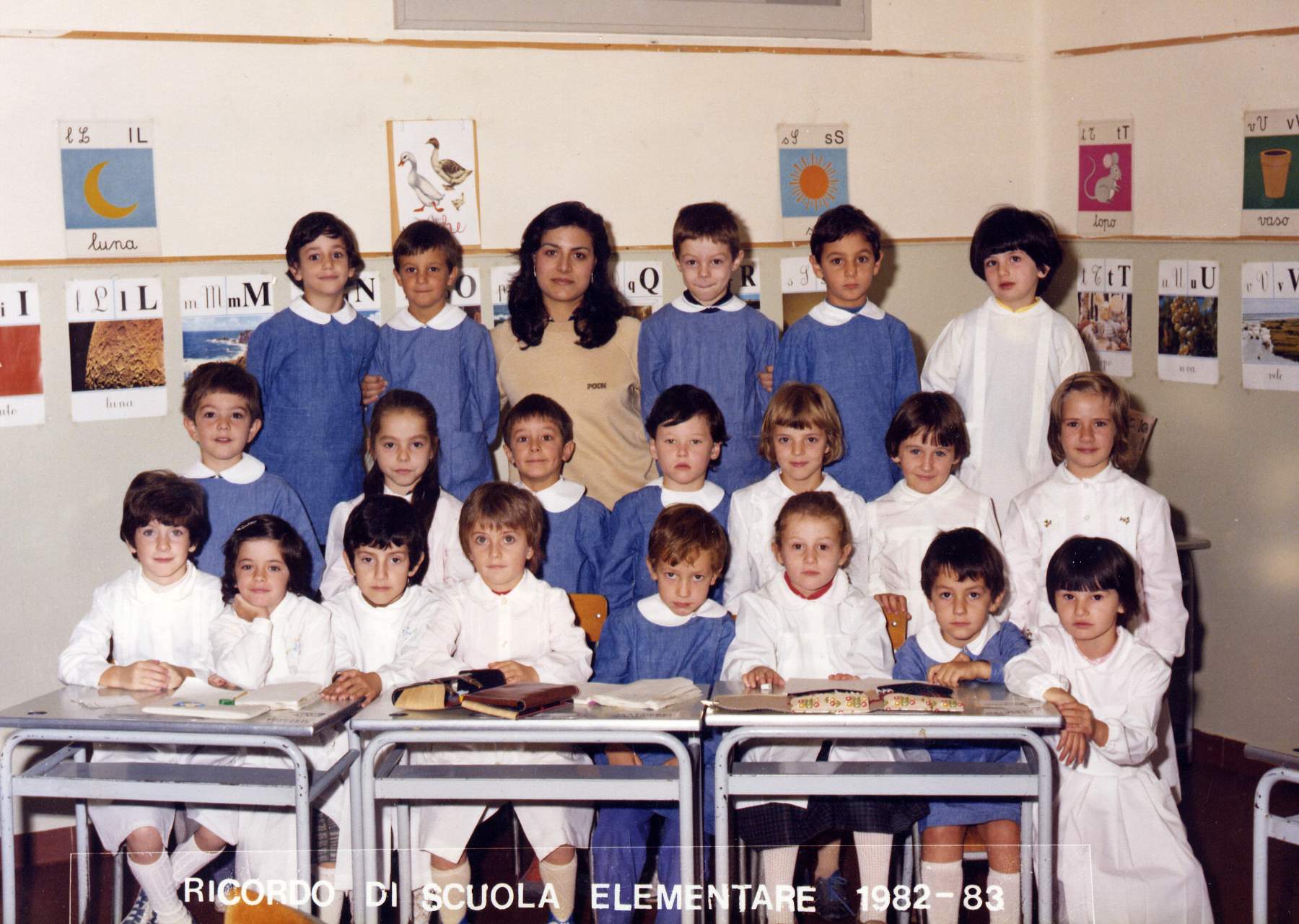 Classe 1976 della piazza in prima elementare con la maestra Loredana. Ci sono: da sx basso Precoma Elisa, Torresan Lara, Figlioli Loredana, Minichiello Cinzia, Zanetti Nicola, Gallina Desiree, Precoma Gabriele, Fantin Silvia.
Fila centro da sx Sebastiano ?, Martignago Emanuela, Brombal Dario, Casagrande Mauro, Zaffaina Valeria, Dussin Francesca, Bresolin Debora.
Fila in alto da sx Gallina Massimo, Bordin Cristiano, maestra Loredana ?, Fenato Enrico, Morbillo Marco, Pellizzari Claudia.
