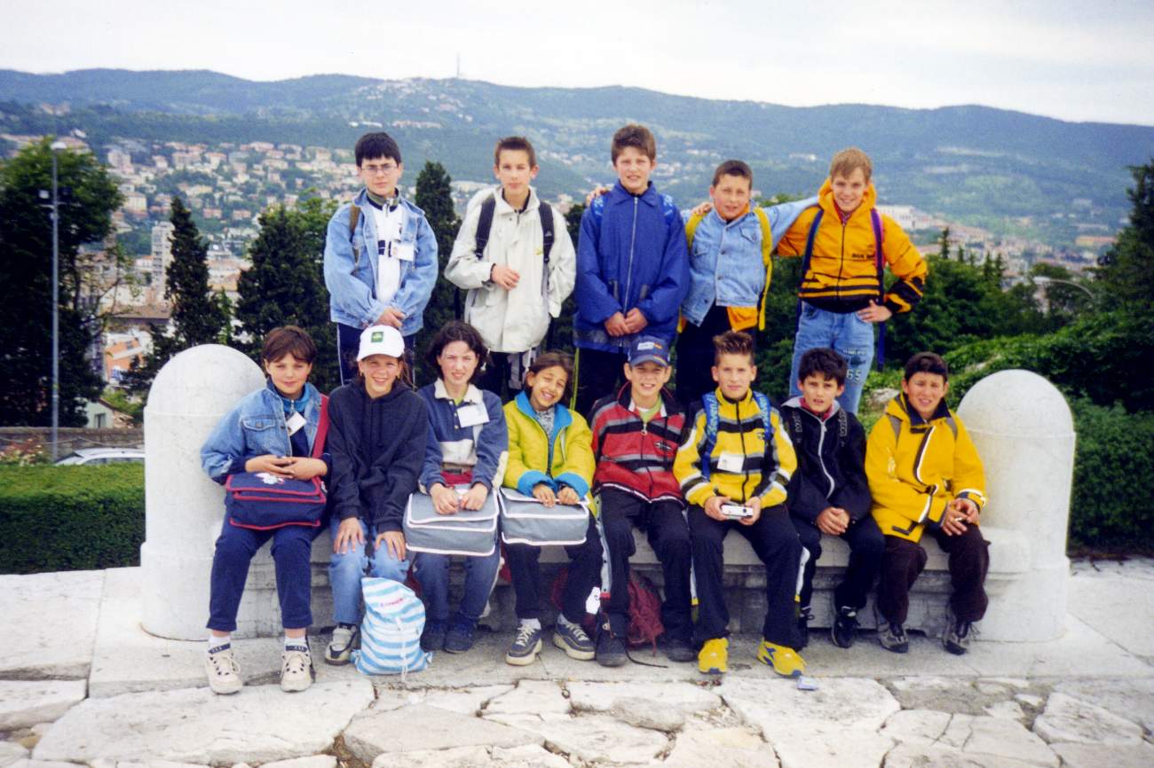 Classe1988 in gita a Trieste, da sx in basso: Mary Forato, Bettamin Irene, Lisa De Bortoli,  Fairouz Frantoia, Manolo Riva, Luca Furlanetto, Maschio Davide, Pastro Matteo, Casagrande Daniele, Morlin Roberto, Piovesan Luca, Calzamatta Mattia, Zannino Davide. Foto di Bettamin Vanio.