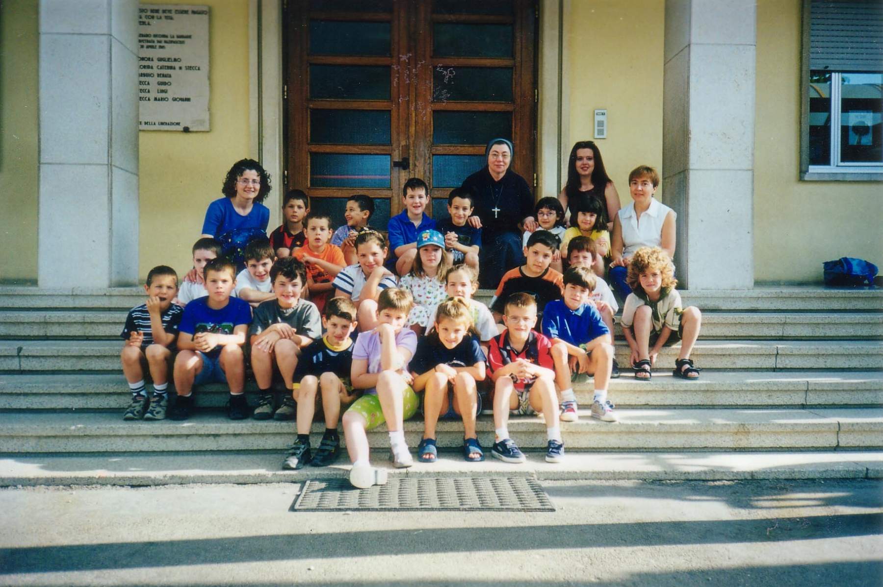 Classe 1993 anno scolastico 1999/2000. in alto prima fila Marco Faccin, Mohamed ?, Gilberto Danieli, Luca Baldissera, Carla Bandiera, Deborah Trentin
 seconda fila Matteo Bosello, Andra Zatta, Bruno Turchetto, Giada Garbuio, Cristina Zanoni, Riccardo Mazzocato, Alessandro Poloniato,Ludovica Velo
Terza fila Marco Tonini, Stefano Franco, Alvise De Bortoli, Francesca Fasan, Michael Faccin
Quarta fila in basso Cristian ?, Sara Semenzin, Ilaria Garbuio, Marco Martignago.

