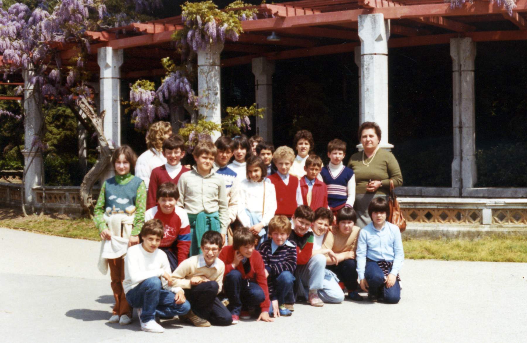 Trieste Miramare, gita scolastica 04-05-1983 quinta elementare classe 1972 maestra Wanda. Ci sono: Stefano Favretto, Gazzola Loris, Francesco Gallina, Maria Tiepo, Walter Marcon, Gallina Andrea, Basso Germano, Mauro Innocente, Menegon Cristina, Stocco Daniele, Toniolo Katia, Tedesco Rodi. Baldisser Michele, Forato Federica, Luca Stecca, Pellizzari Damiano, Danieli Mauro, Tavernaro Mariarosa, Priarollo Massimo, Michela Colla, Gazzola Silvia.
