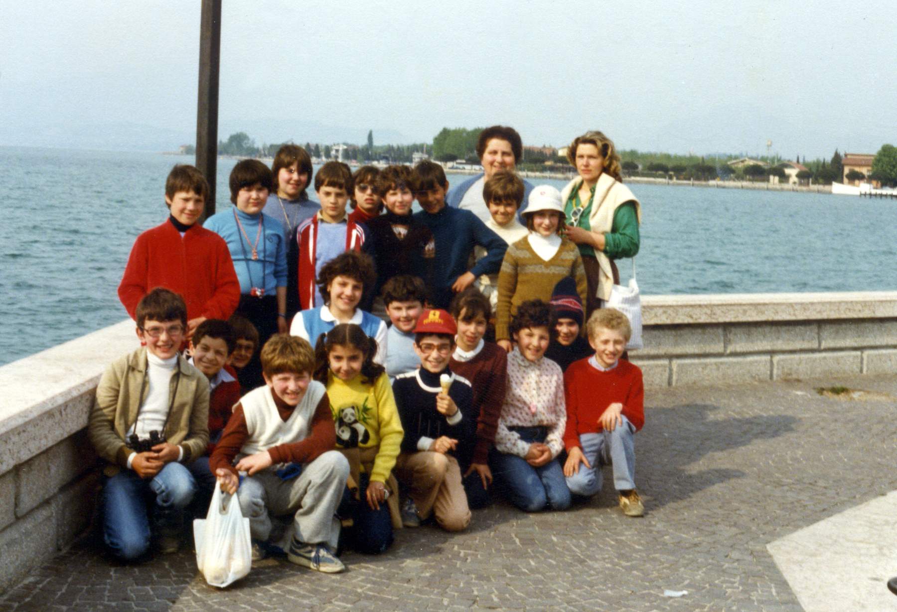 Gita scolastica al lago di Garda con la maestra Wanda e Santina Merlo 29-04-1982.Ci sono: Gazzola Loris, Gallina Andrea, Tedesco Rodi, Gazzola Silvia, Priarollo Massimo, Luca Stecca, Gallina Francesco, Maria Rosa Tavernaro, Daniele Stocco.