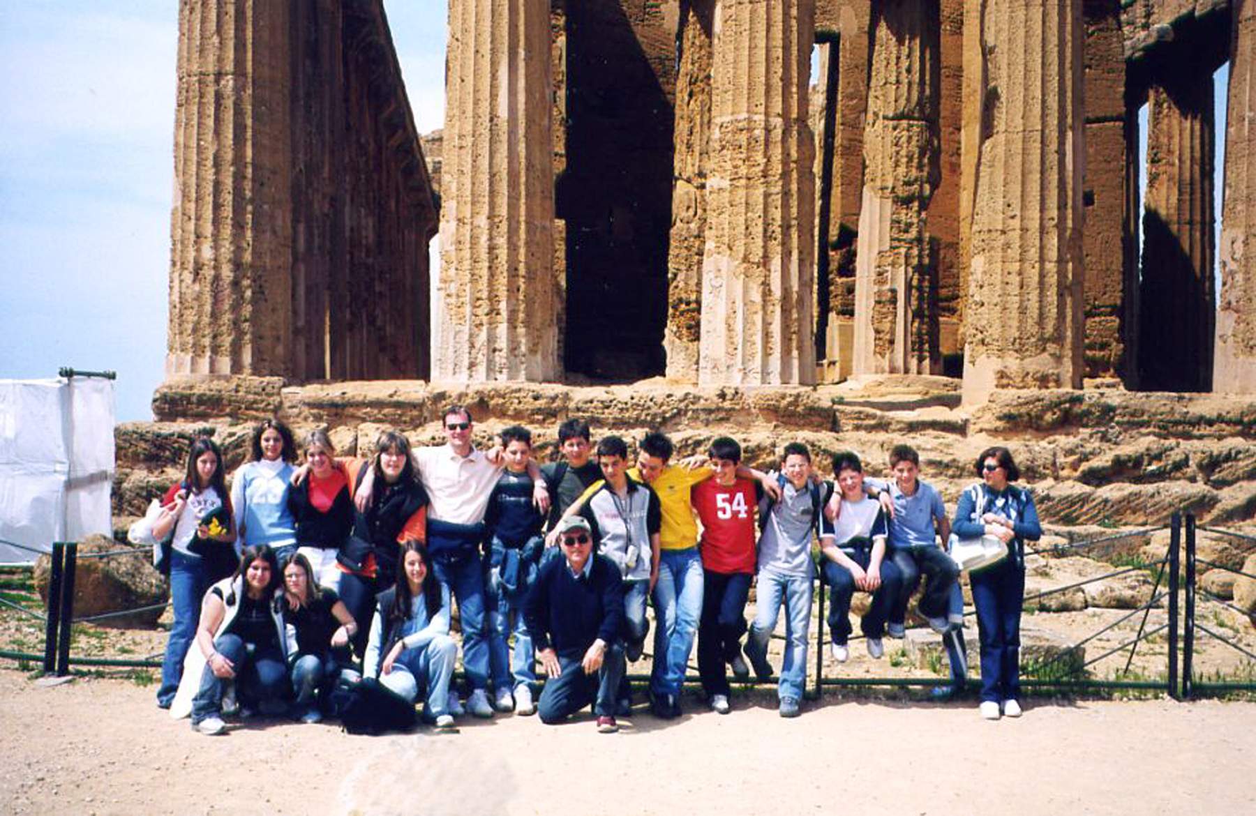 in piedi da sx: Cappellari Chiara, Colla Alessia, Cavarzan Sara, Callegari Alice, Prof.Callegari Roberto, Pontini Alessandro, Spadetto Martino, Zanetti Enrico, Campagna Pietro, Bordin Nicola, Osellame Roberto, Precoma Simone, Barp Matteo, Prof. Morana Angela.  A terra da sx: Tropeani Ines, Martignago Monica, Mason Elena, Prof. Iraci Giuseppe.