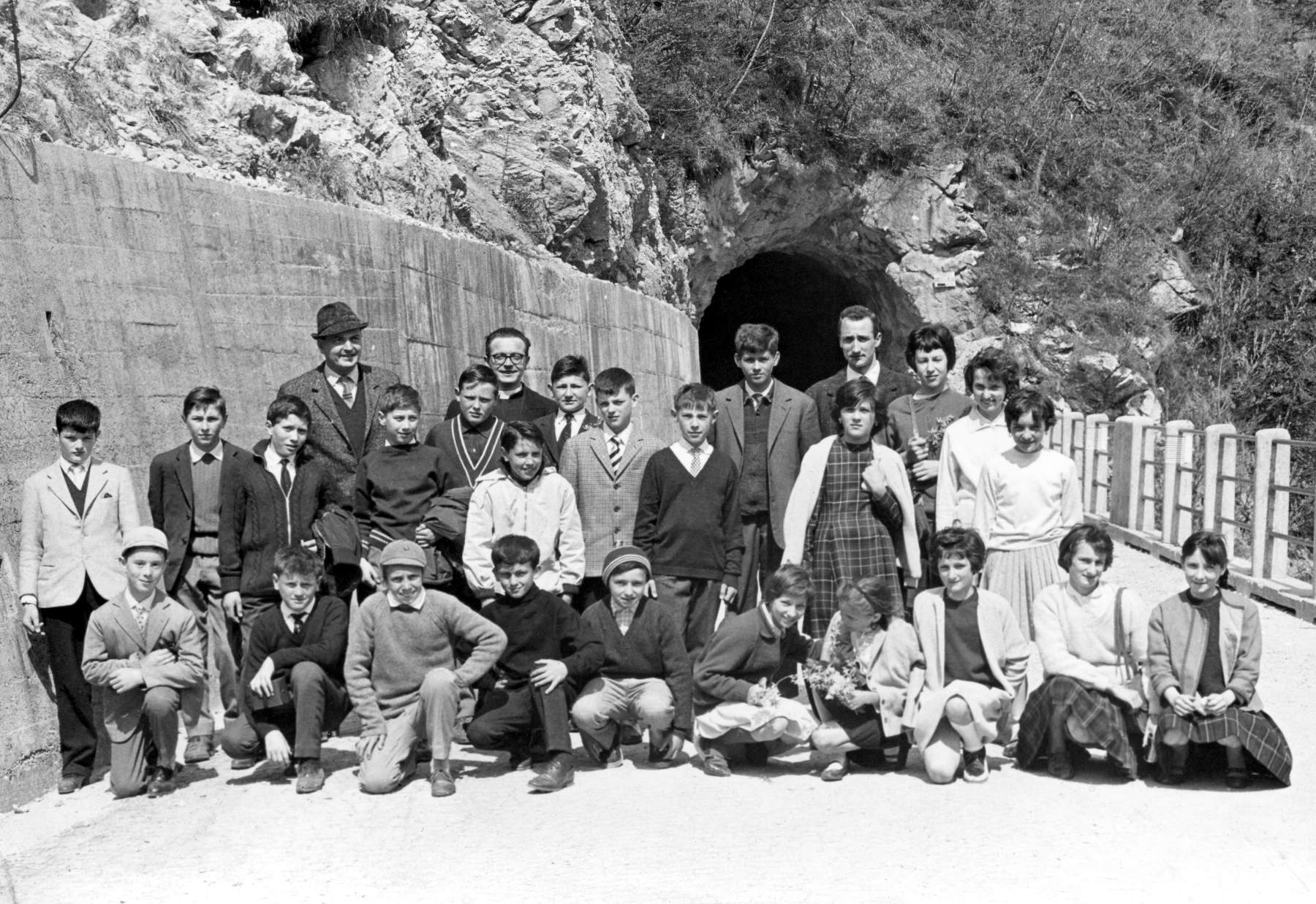 Gita scolastica sul Vajont, classe 1951 con don Sergio Baggio, il maestro Mario Piva (preside). Scolari: Flores Calzamatta, Gallina Ennio, Danieli Nerio, Sergio Precoma, Gino Morlin, Ermanno Perin, Diego Danieli, Marconato Carlo, Gallina ?, Daniele Zarpellon, Mario Cibola, Frassetto Gabriele, Andreatta Luciana, Garbuio Renato, Elvira Bonora, Anna Bordin, Garbuio Gabriella, Silvana Spadetto, Clelia Mondin, Dino Bonora, De Faveri ?, Ennio Gallina, Raffaele Gallina.