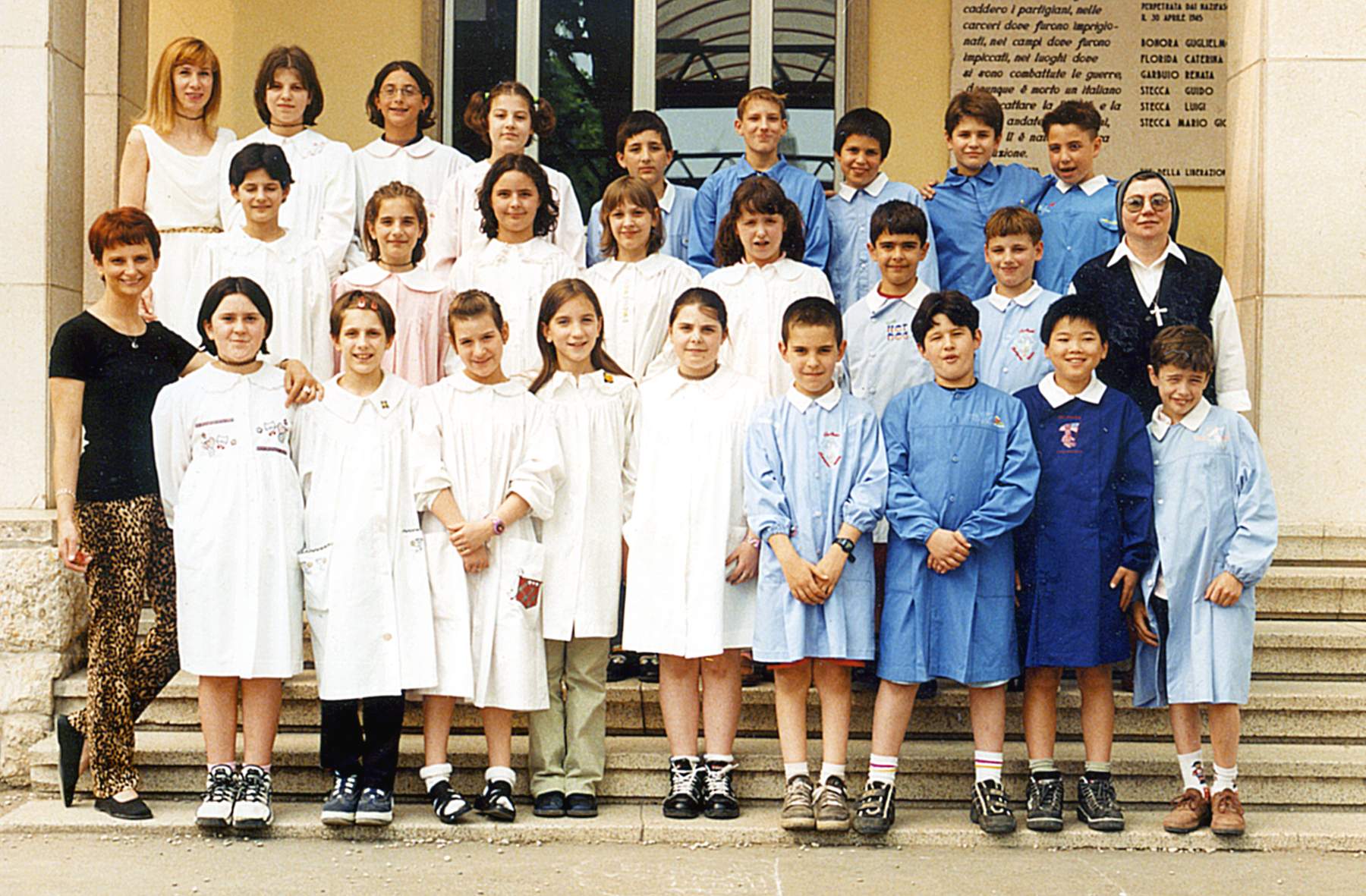 Classe 1988, quinta elementare scuola Canova Giugno 1999.  Ci Sono da alto a sx: Maestra Maria Grazia Panighel,  Botter Marta,  Mion Elisa,  Quagliotto Manola,  Padovan Marco,  Dal Pr Thomas,  Padovan Giacomo,  Signori Riccardo,  Campagna Pietro.
Fila centrale da sx:  Bonora Elena,  Merlo Francesca,  Hogen Jessica,  Botti Veronica,  Cressina Orsola,  Daniel Andrea,  Precoma Paolo,  suor Franca.
In basso da sx: maestra Maria Clara Pivetta, Caverzan Elisa,  Brombal Roberta,  Gasparin Miriam,  Zamprogno Arianna,  Giudice Chiara,  Poloniato Michael,  Massimo Gianluca,  Zu Han,  Poloni Nicola.