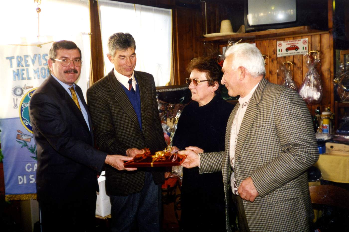 Anno 1996. Zanchetta Bertillo e De Paoli Maria premiati dal sindaco Guido Campagnolo e dal presidente ATM Iseo Faccin per aver emigrato in numerosi stati. Australia, Tasmania, Nuova Zelanda, Cile dove hanno avuto la loro figlia Sonia, Sud Africa, Per, Sud Est Africa, Namibia, Columbia, Marocco, Venezuela, Algeria, Grecia, Domodossola e ora a Caerano