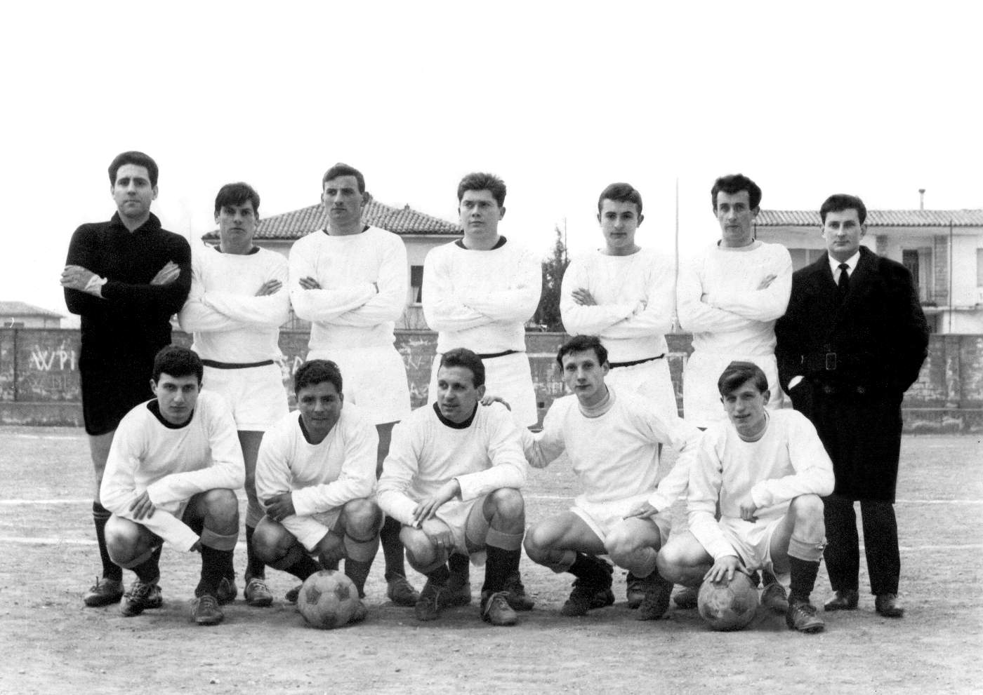 Squadra calcio Caerano, 1 ??, 2 Tesser Giugliano, 3 Cazzola Luigi, 4 Mario Daniel, 5 Pasqualin Gianni, 6 Poloniato Antonio, 7 Fruscalzo Claudio. Sotto da sx 1 Marconato Mauro, 2 Bordin Lino, 3 Gianni Zamattia, 4 Prosdocimi Enrico, 5 Tonello Timoteo.