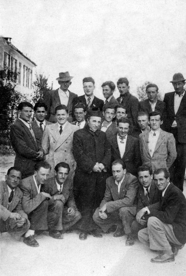 Gruppo azione cattolica 1951-52. In alto da sx: 1 Bandiera Marcello 2 Bandiera Gioacchino 3 Daniel Domenico 4 ? 5 ? 6 Morlin Aurelio. Fila centrale 1 ? 2 F0rcellini Luigi 3 Tiberio Vincenzo 4 Giovanni Morlin 5 don Camillo Pasin 6 Bonora ? 7 Mario Faccin 8 ? 9 Luigi Bandiera 10 Furlan Armando. Sotto: 1 Bonora Ido 2 Valerio Bernardi 3 Morlin Rino 4 Forcellini Lino 5 Casagrande Leandro 6 Morlin Ilario.