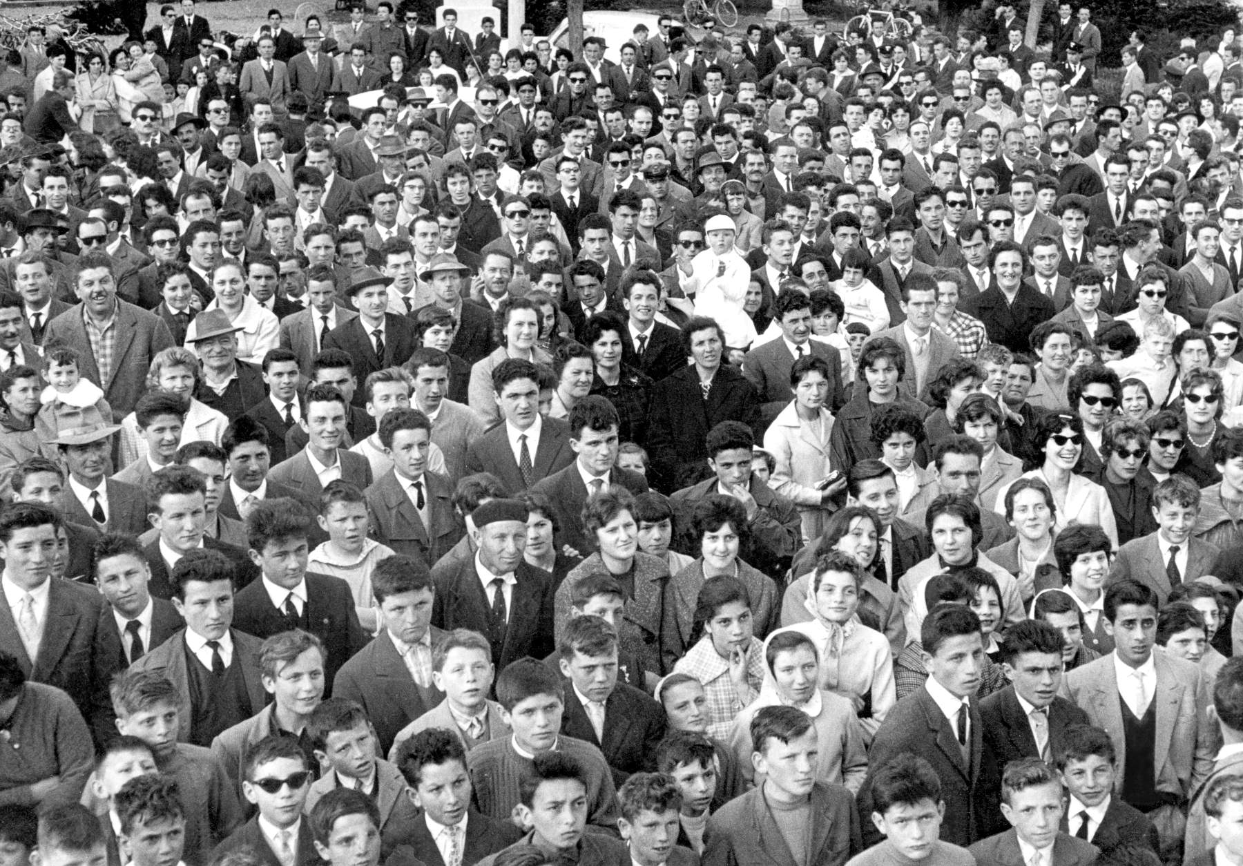 Ci sono: Bandiera Angelo, Morlin Leo, Danieli Gino, Rizzotto Gianni, Garbuio Lino, Menegon Guido, Sandro Precoma, Luciano Bordin, Giovanni Biicheta, Ido Susin, Giuliano Caverzan da Posmon, Marcello Poloniato, Morlin Luigi, Menegon Lino, Giorgio Breda, Bruno Gallina, Franco Bonora, Forcellini Anna, Gianni Umana, Guido Zandonà Fausto Bandiera, Giordano Piovesan, Antonio Bordin, Ido Brombal, Ido Garbujo, Quinto Gallina, De Agnoi Aldo, Piovesan Virginio, Giovanni Brombal (sartor), Bordin Riccardo, Ida Comazzetto, Carrelle Vincenzo, Gallina Giancarlo, Precoma Stelvio, Garbuio Leone, Marcello Michieli, Elio Michieli, Silvana Menegon, Bianchin Angelo, Casagrande Evaristo, Silvano Garbuio, Tetrini Adriano, Gallina Enzo, Pozzobon Giovanni, Berdusco ?, Mantovan ?, Mario Bianchin, Gino Garbujo, Innocente Egidio, Basso Felice, Bordin Quinto, Carlo Marcon, Renata Bresolin, Lina Carrelle, Leo Bonora, Romeo Marconato, Poloniato Ido, Carnio (fornaio), Renato Spadetto, Velo tre sorelle, Silvio Precoma, Silvio ? da Montebelluna, Gianni Morellato, Renzo Poloniato, Marcello Cremasco, Tocchetto Lino da Posmon, Zucchello Antonio (Amaro), Bonora Luigi, Antonio Pellizzari, Montagner Antonio, Bonora Rino (Aurelio), Giacometti Floriana, Guolo Marisa, Marcon (biciclette), Rizzotto Renato, Piovesan Italo, Foscarini Marino, Poloniato Lino, Michieli Gioacchino, Signor Dino, Bordin Natalina, Bordin Novino, Bordin Guido, Brombal Irma, Rossi Carla, Bordin Marisa, Caverzan Marisa, Garbuio Nedo e altri.