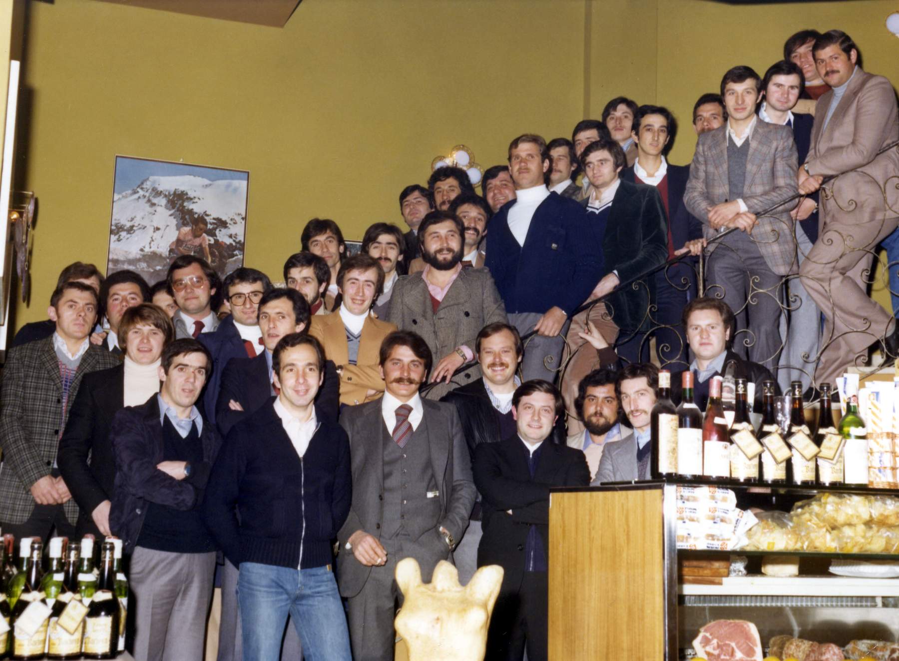 Festa della classe 1951 Novembre 1977, Pozzobon Omero, Bordin Decimo, Fruscalzo Vanio, don Lucio Bonora, Pisan Luigi, Brombal Norio, Precoma Sergio, Danieli Diego, Bandiera Dino, Foscarini Gino, Casagrande Loris, Zorzetto Gianni, Bianchin Giorgio, Fruscalzo Adriano, Bonora Dario, Tonello Gino, Fantin Dino, Calzamatta Flores, Vendramini Eugenio, Gallina Lorenzo, Robazza Leandro, Bandiera Andrea, Faccin Angelo, Cavallin Giuseppe, Bavero Sergio, Poloni Attilio, Morlin Gino, Zilio Giulio, Poloni Alessandro, Ferraro Franco, Bordin Adriano, Poloni Callisto, Bonora Alessandro, Garbuio Germino, Casanova Ersilio, Franzoia Luigi.