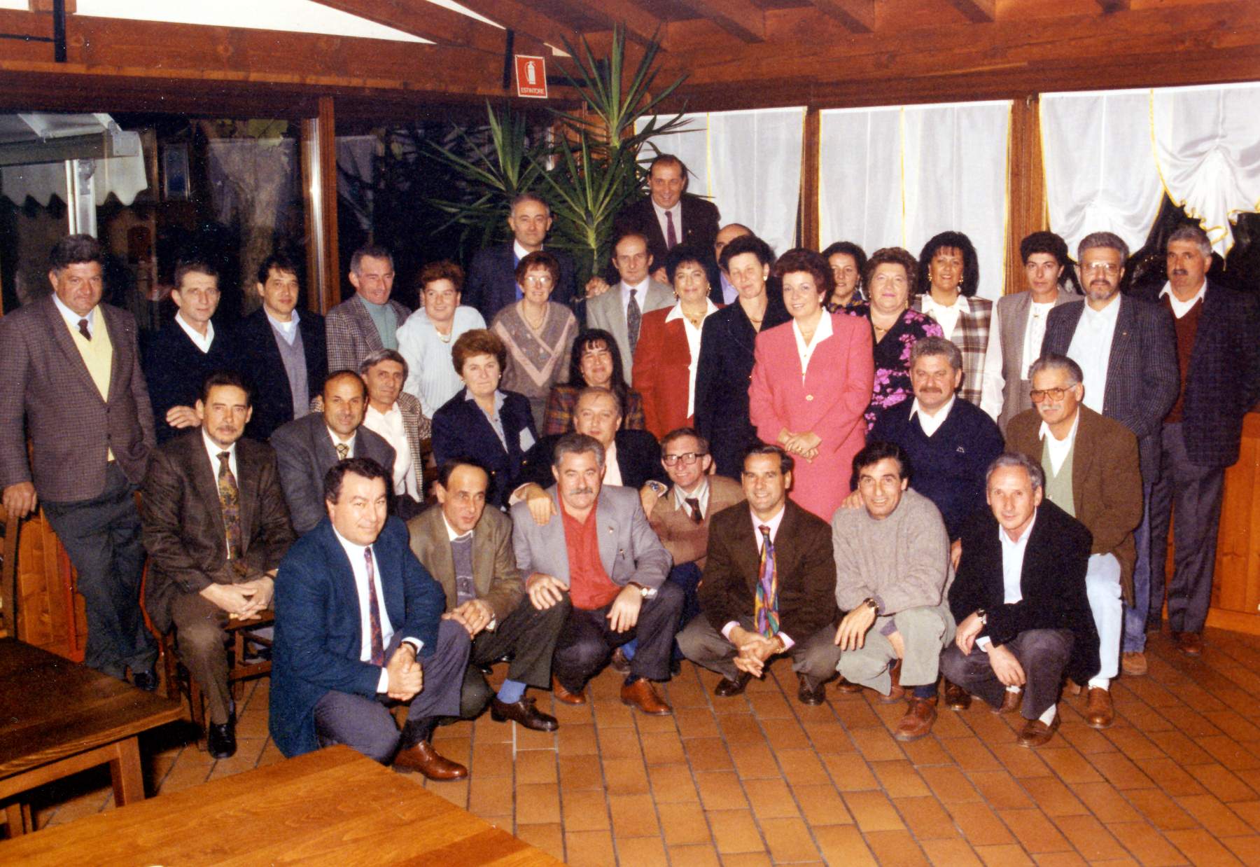 Ci sono:  da  sotto  a  sx  Barra Mario,  Menegon Lino,  poloniato Angelo,  Minora Ignazio,  De Bortoli Olivo,  Prosdocimi Enrico,  Brion Carlo,  Baldissera Angelina,  Morosini Sandro,  Garbuio Liliana,  Carelle Anna,  Bianchin Bruna,  Gazzola Renzo,  Menegon Guido,  Precoma Luciano,  Fruscalzo Raffaele,  Domenico Raffaele,  Poloniato Salvio e la moglie,  Torresan Carlo e la moglie,  Bordin Antonio,  Fruscalzo Pietro,  Daniel Carlo,  Volpato Bruna,  Marconato Mauro,  Bandiera Fausto.