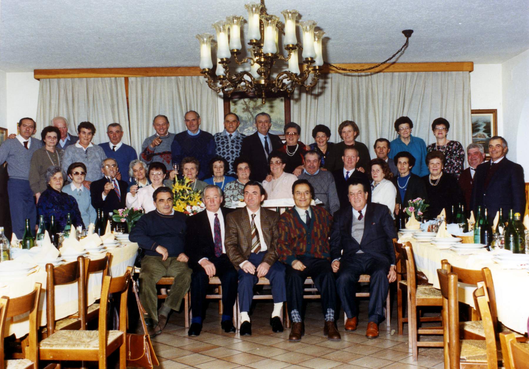 Festa della classe 1930. Tavernaro Bruno, Liguori Giuseppe, Susin Leo, Tonon Antonio, Mazzocato Valentino, Ceccato Maria, Guido (Paio), Bordignon Cesare, Coin Elia, Gallina Elviro, Foscarini Sandro, Gatto Barbara, Tiberio ?, Brollo Sergio e altri
