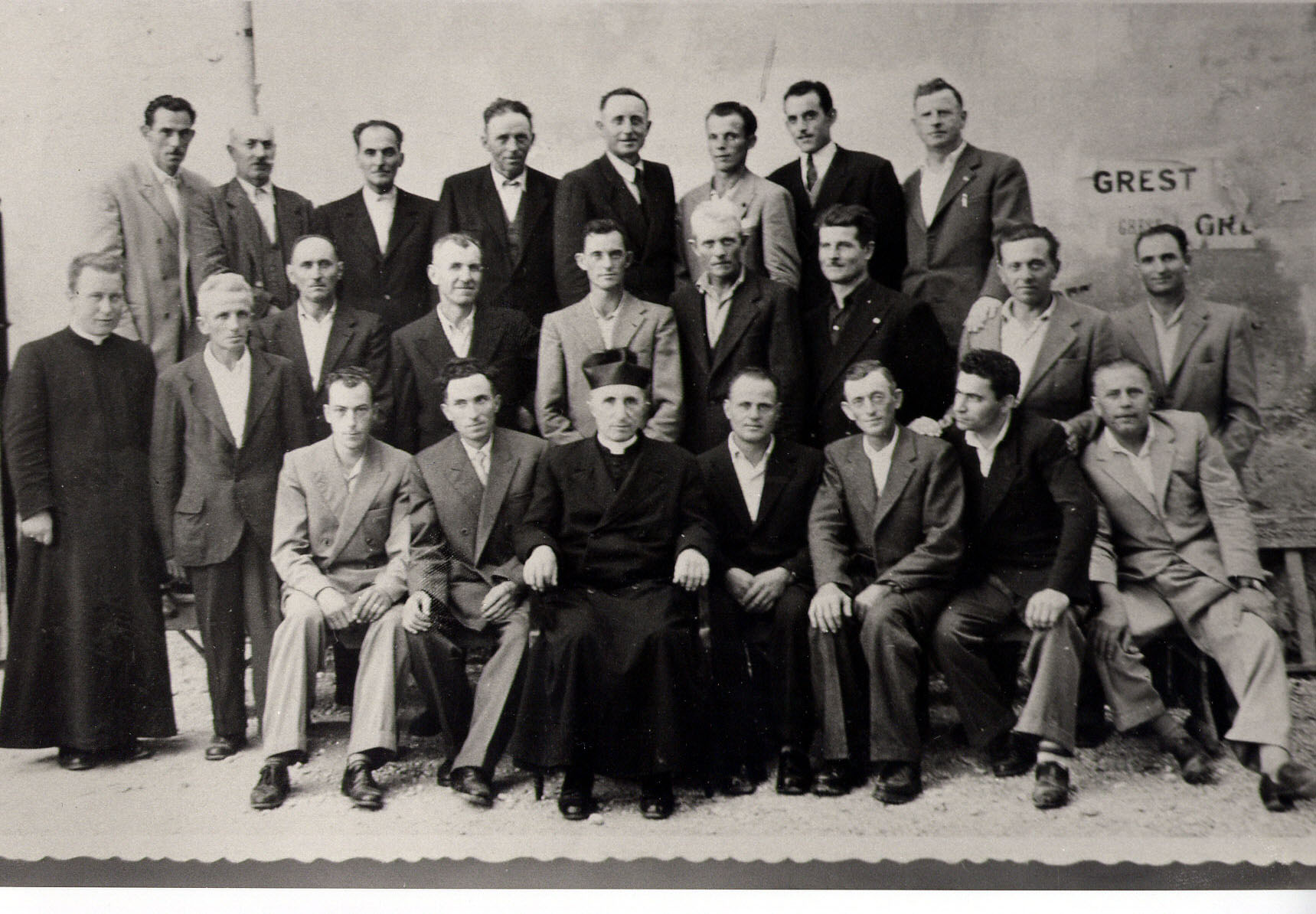 da sopra a sx: Garbuio Renzo, Garbuio Vincenzo (ijo Momo), Precoma Grazioso, Precoma Antonio, Poloniato Ferruccio, Bandiera Alessandro, Garbuio Giovanni, Gallina Fausto. Fila in mezzo da sx: Don Lino, Bianchin Giuseppe, Precoma Mario, Foscarini Settimo, Poloniato Elia Lino, Poloniato Gelindo, Tonello Angelo, Gallina Virginio, Comazzetto Cipriano (Nei). Seduti da sx: Menegon Rinaldo, Foscarini Antonio, don Camillo Pasin, Poloniato Amelio, Poloniato Mario, Poloni Pietro, Guiotto Luigi (Gigi del prete).