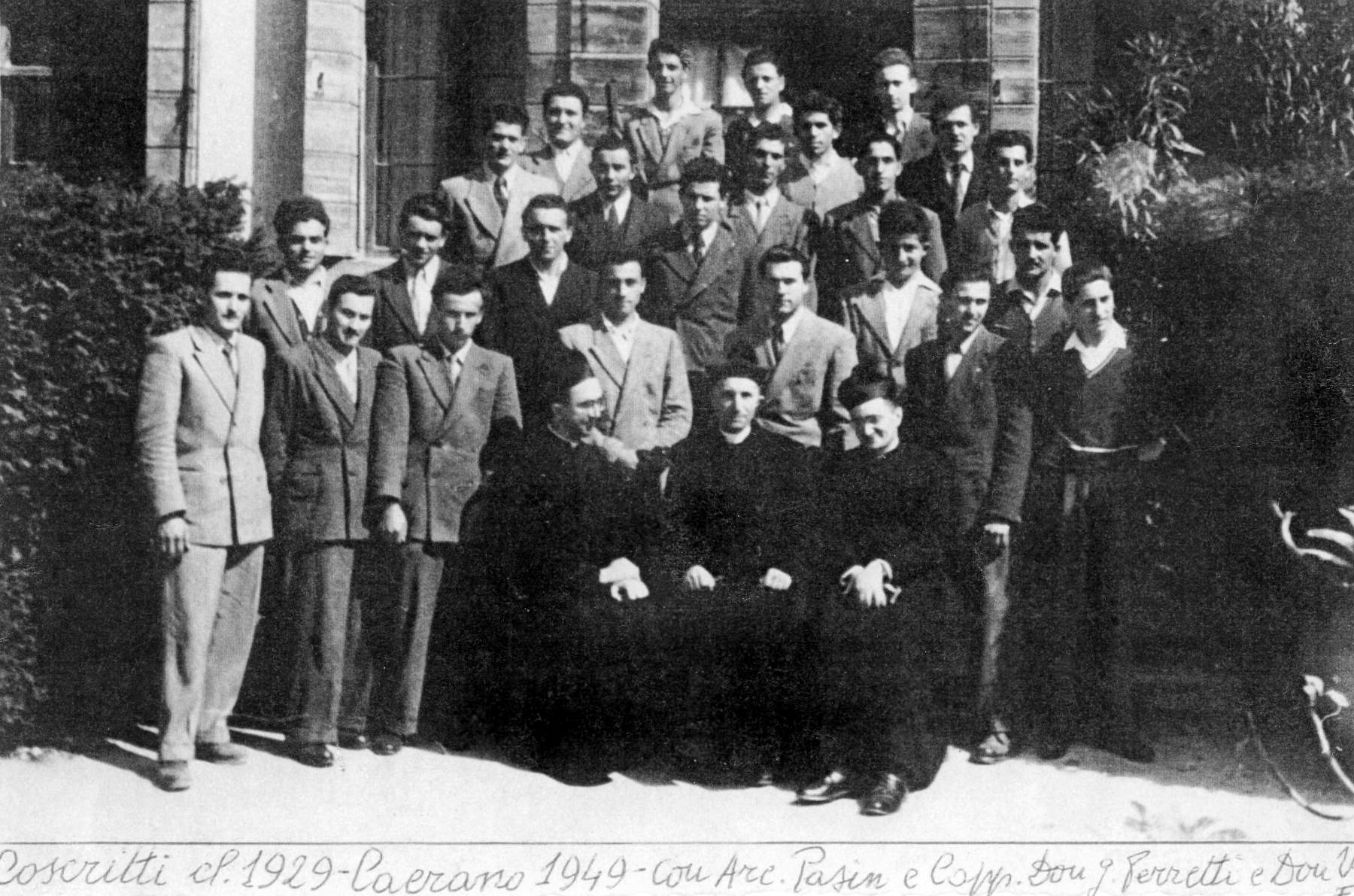 Coscritti classe 1929 con il parroco don Camillo Pasin  e i cappellani don Giovanni Peretti  e don Valeriano Faloppa. Bordin Emilio, Garbuio Cirillo, Gallina Ilario, Fruscalzo Eliseo, Gallina Fausto, Bandiera Annunzio, Bordin Settimo, Pozzobon Renato, Tesser Ilario, Poloniato Zefferino, Poloniato Camillo, Gallina Giancarlo, Faccin Luciano.