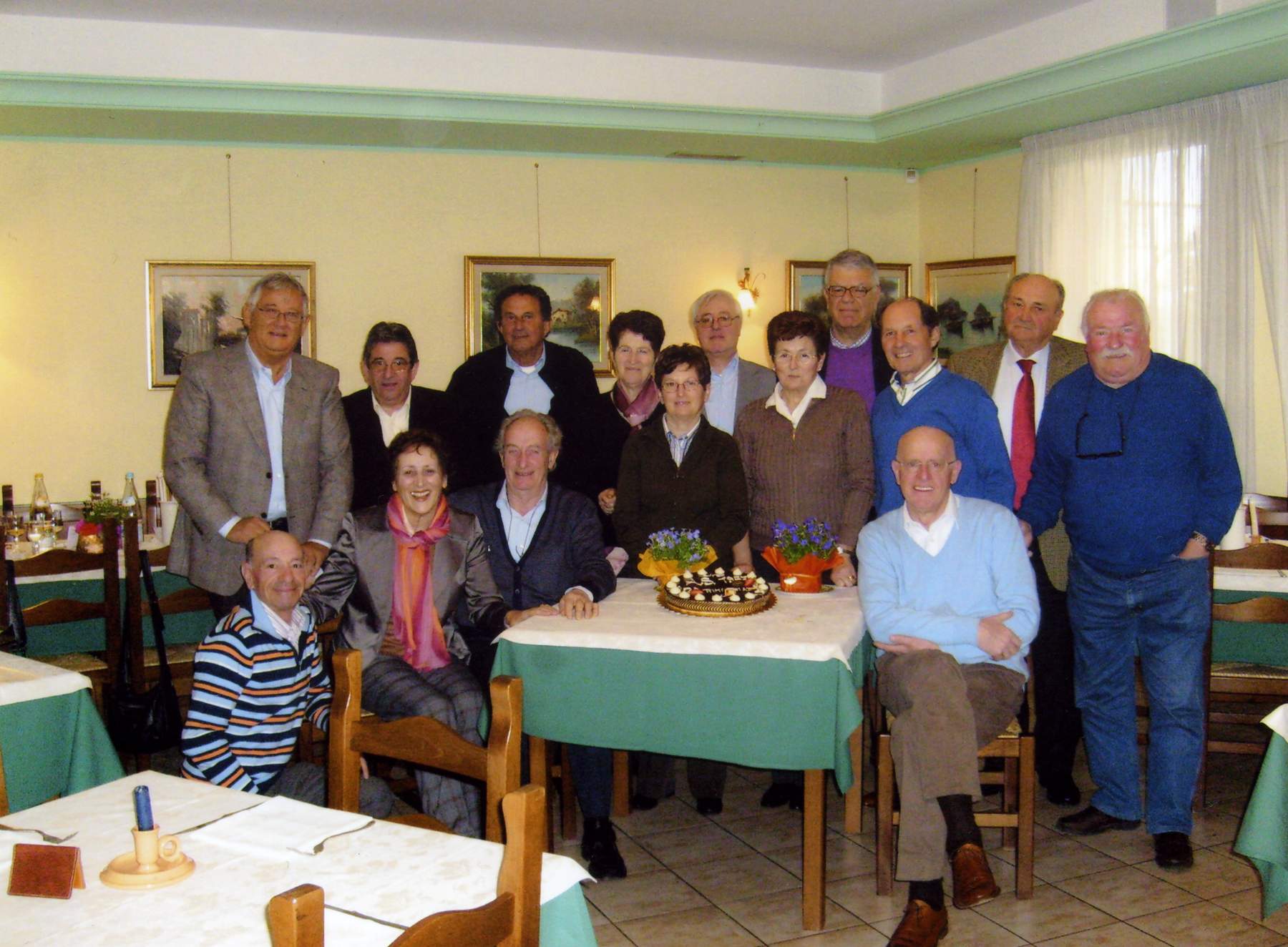 Festa della classe 1941. In piedi da sx, Tessariol A., Visentin Armando, Innocente Renzo, Zampogno Gabriella, Cervi Marisa, Altin Fortunato, Gallina Gianna, Toffolon Lucio, Tesser Valentino, Soligo Gaetano, Marini Guerrino.  Seduti da sx, Bandiera Lorenzo, De Faveri Renata, Poloniato Antonio e Gallina Galdino.