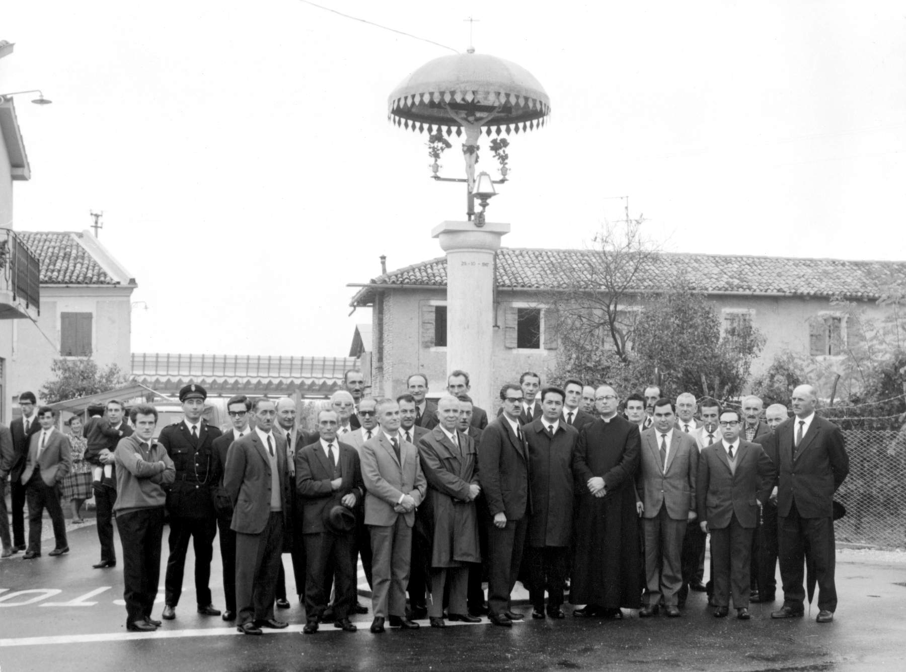 Ci sono: Cremasco Giancarlo, Rizzotto Enrico, Bruschetta ?, Favretto Bruno, Gallina Claudio il Vigile, Zanolla Dante, Bandiera Alfredo, Morlin Brino, Guadagnin Giuseppe, Tessaro Silvio, Fenato Valerio, Tavernaro Bruno, Spinelli Fedele, Bonora Rino, De Bortoli Pietro, Pozzobon Angelo, Garbuio Gino, Volpato Sergio, Deodori Mario, Garbuio Silvano, Bandiera Alessandro, don Pietro Signoretti, Reginato Rino, Garbuio Giovanni, Danieli Luciano, Pozzobon Guido, Favrin Bruno, Bonora Gino, Garbuio Eugenio, Garbuio Pietro, Bonora Angelo, Spinelli Silvio.