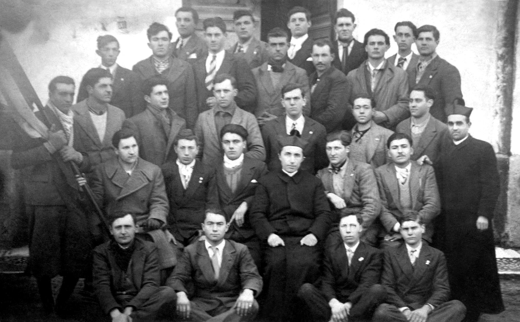 Festa della classe 1914 con don Camillo Pasin e don Vincenzo. Ci sono: Mondin Arduino, Poloni Liberale, Casafranco Franco, Morellato Antonio, Spadetto Battista, Gallina Gioacchino, Priarollo ?, Fruscalzo ?, Foscarini Antonio, Fruscalzo Nereo, Faccin ?, Bandiera Isidoro e altri.