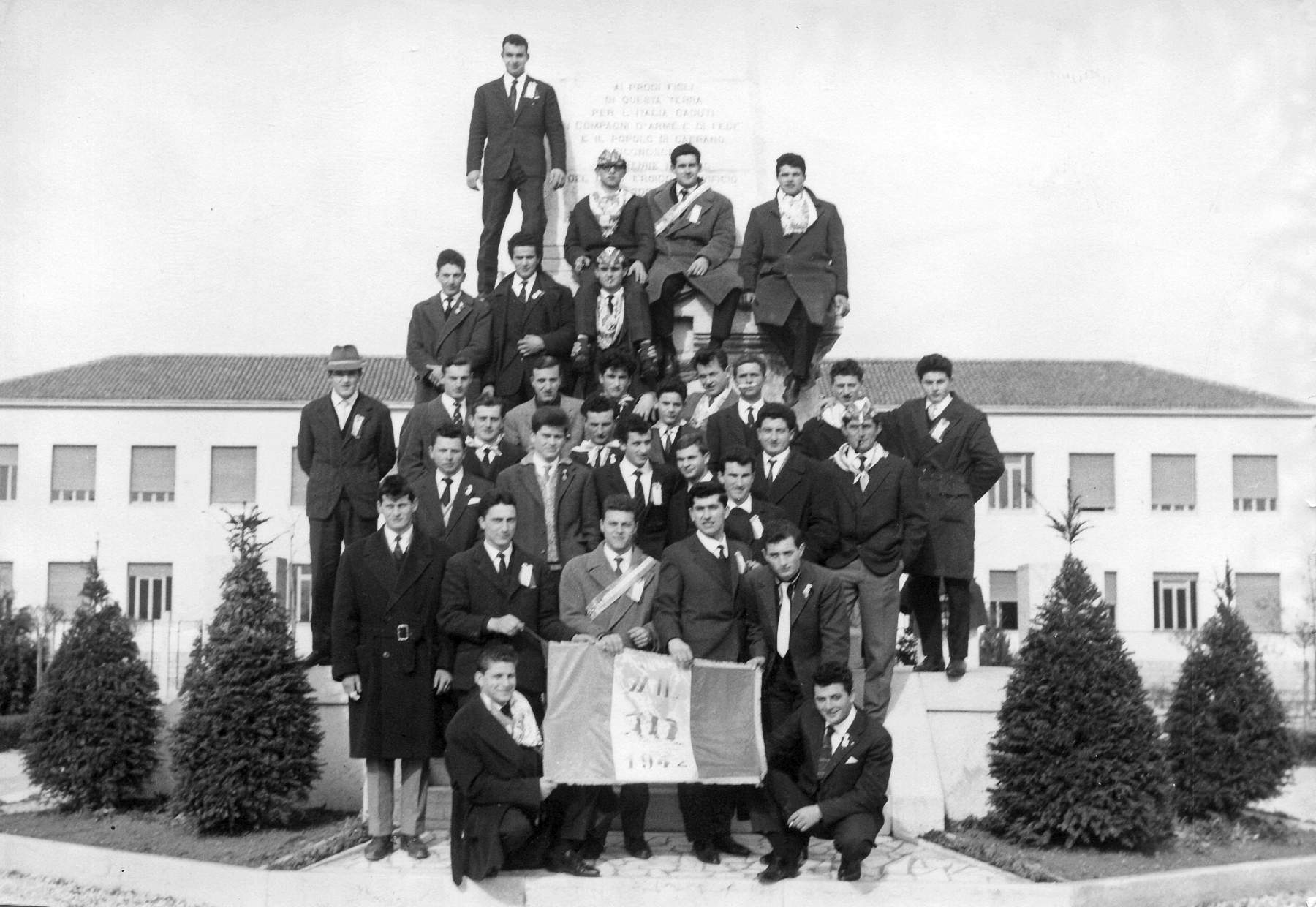 Dall alto ci sono: Bandiera Renzo, Precoma Ernesto, Stecca Renzo, Garbuio Rino, Bandiera Giuseppe, Poloni Giuseppe, Franco ?, Tocchetto Placido, Menegon Aldo, Zaffaina Gildo, Innocente Egidio, Basso Amedeo, Danieli Marino, Guadagnin Luigi, Michieli Attilio, Franco Rinaldo, Tiberio Sergio, De Faveri Ennio, Fruscalzo Romeo, Fruscalzo Arduino, Daniel Ferdinando, Daniel Mario, Poloniato Antonio, Dal Din Pietro, Cervi Angelo, Piovesan Luciano, Puglierin Walter, Bordin Mario, Bandiera Flavio, Morellato Mario, Garbuio Sergio, Giacon Dino.