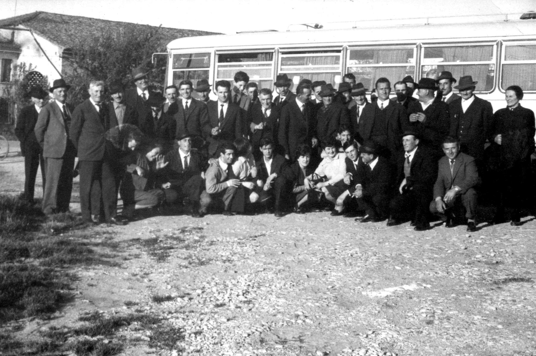 Gita, circa 1960.  Garbuio Renzo, Garbuio Giovanni, Garbuio Carlo, Garbuio Antonio, Bordin ?, Fruscalzo Renzo, Gatto Pietro, Bianchin Antonio, Bandiera Alfredo, Bordin ?, Poloniato Giorgio, Poloniato Angelo, Fruscalzo Federico, Luigino Fava, Bordin ? (pap di Lino e Ernesto), Bordin Angelo, Tesser ? il barbiere, e altri non riconosciuti.