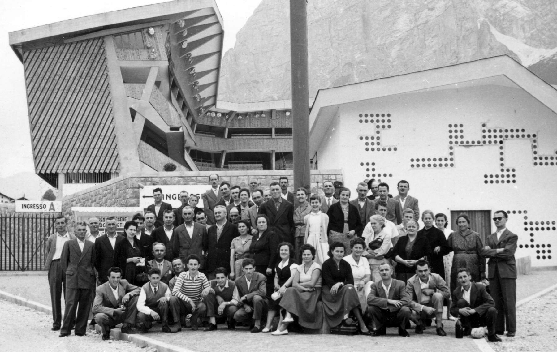 Gita a Cortina, circa 1960. Priarollo Aldo, Piccolo Galdino, Mazzocato ?, Titotto ?, Gatto Emilio, Secondina ?, Garbuio Norina, Danieli Giovanni, Vendramini Ato, Gatto Luigi con la moglie, Danieli ?, Tesser ? con la moglie Palma, Danieli Valerio, Gatto Arduino, Scilla Fasan, Santa ? in Bresolin, Gatto Arone e la moglie ?, Fenato Valerio, Pellizzari Antonio e altri non riconosciuti. 