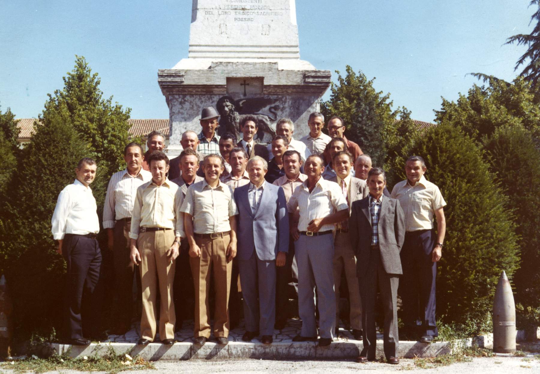 Festa della classe 1925. Ido ?, Marconato Silvano, Tiberio Arias, Marcon Carlo, Franco ?, Rossi Dario, Varago Antonio, Brombal Luigi, Zucchello Orfeo, Bonetto Romeo, Gatto Angelo, Leo Bonora, Amedeo Bandiera e altri non riconosciuti.