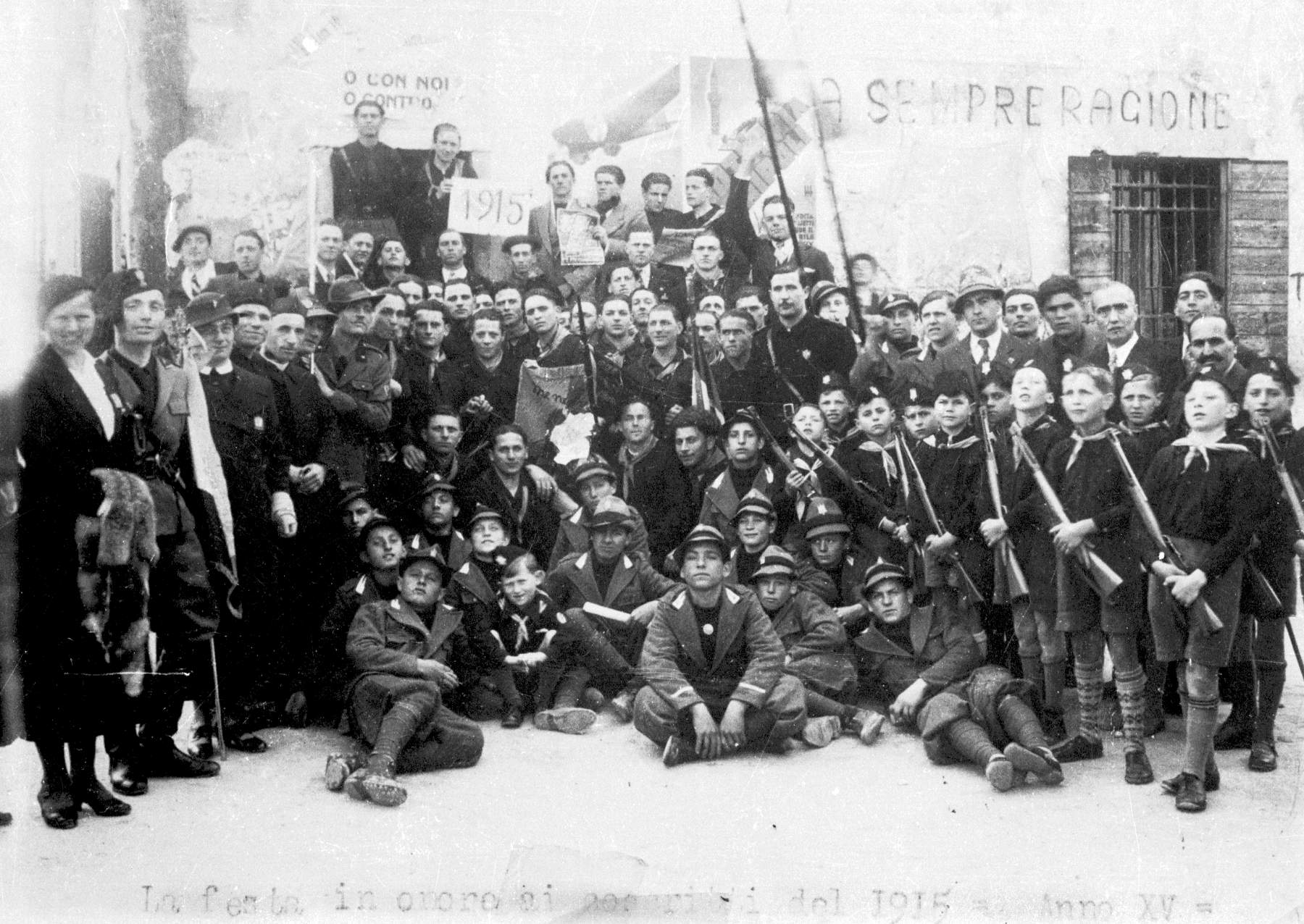 Coscritti del 1915. La  Prima a sinistra  la maestra Mira Rossi,  terzo adulto da destra  Bindo Saporetti  direttore filatura Piave,(  )  il decimo da destra  il segretario del fascio Rino Rossi,  fila alta a sinistra primo  Silvio Spinelli,  il secondo da sinistra vicino la maestra Rossi  Luigi Velo,  Primo adulto a destra Comazzetto  poi  Poloniato Amelio,  Marcello Bandiera,  Arcani Zoia Elisa farmacista,  Fausto Gallina,  Gioacchino detto Joak Gallina,  Placido Daniel,  Rino Rossi,  Italo Batistello,  Giovanni Brombal,  Attiglio Mondin, Tra i piccoli,  Roldo Marconato,  Tiberio Arias,  Dario Rossi, Gastone Priarolo.