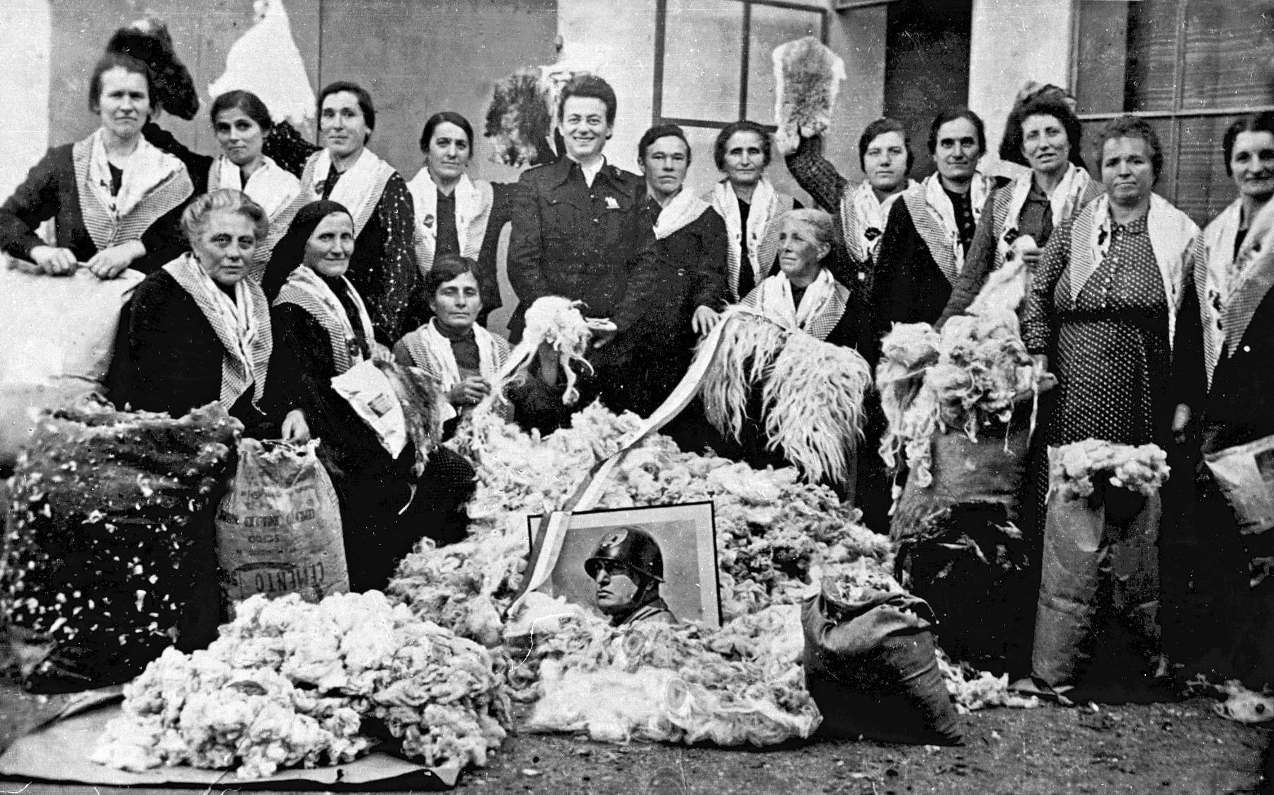 Prima da destra Concetta moglie di Neno Marturo, seconda Ermini sposata Guolo detta Primavera, la quinta alto da sinistra  Isetta Arcani Zoia (la farmacista) e alla sua destra Ester Rizzotto. Prima in basso da sinistra  Caterina sposata in Viero. Poi Monica Pelizzari, Olimpia Garbuio, Forner ?, Maria Ninea.