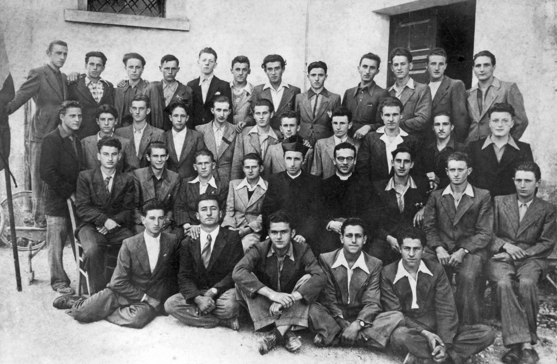 Classe 1923 con don Camillo Pasin, don Alfredo Brocchetto, Velo Arone, Giannino Spadetto,  Fulvio Pozzobon, Alfredo Rizzotto, Spadetto Ottavio, Robazza Mario, Fasan Ugo, Poloniato Elso, Precoma Eugenio, Zucchello Dino, Fruscalzo Sergio, Fruscalzo Pietro, Bandiera Gioacchino, Bordin Maurizio, Chiarelotto Aldo, Caverzan Lino, Velo Ferruccio, Mason Luigi, Zucchello Enzo, Poloniato Lino, Brombal Pietro (ora in Australia), Poloni Bruno, Bonora Alfredo, Gallina Alfredo, Mondin Alfredo, Precoma Biagio, Casagrande Guido, Bonora Virgiglio, Poloniato Emilio, Gatto Arone, Bordin Enrico, Poloniato Vittorio e altri anno 1942.