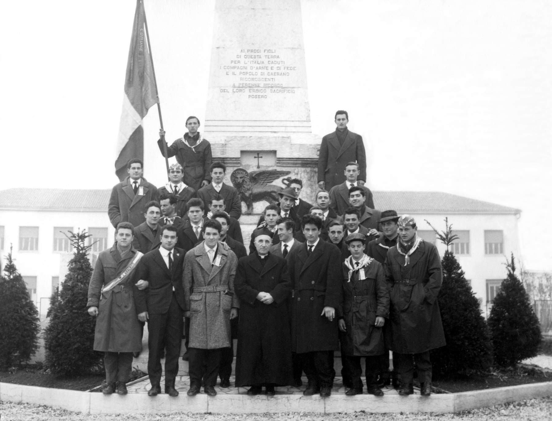 Classe 1942 con don Camillo Pasin. Poloniato Antonio, Innocente Egidio, De Faveri Ennio, Basso Amedeo, Franco Rinaldo, Giacon Dino, Zaffaina Gildo, Dal Din Pietro, Garbuio Sergio, Piovesan Luciano, Guadagnin Luigi, Danieli Marino, Puglierin Walter, Menegon Aldo, Spadetto Marcello, Tiberio Sergio, Daniel Mario, Fruscalzo Arduino, Fruscalzo Romeo, Bandiera ?, Stecca Remo, Foscarini Emilio, Michieli Attilio, Precoma Ernesto.