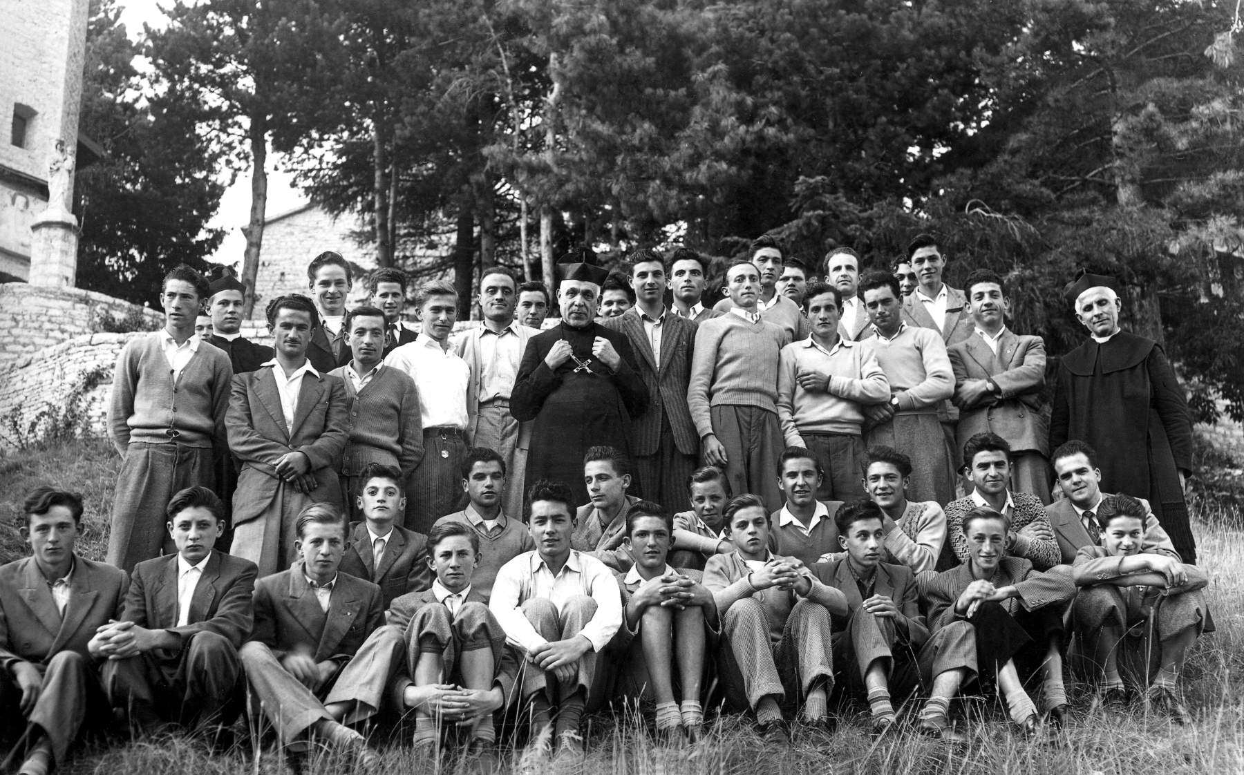Possagno esercizi spirituali. Ci sono: Don Bolzonello, padre Aurelio Andreatta, Lovato Romeo, Giovanni Poloniato, Giovanni Bordin, Pisan ?, Ottavio Poloniato, Morlin ?, Guaggiotto Luigi, Faccin Iseo, Morlin Arduino, Bruno Forcellini, Daniel Erminio, Daniel Iseo, Bonora Gino, Casagrande Pietro, Sergio Volpato, Stecca Gino, Guolo Guolo Mario, Michieli Giovanni, Tiberio Tiberio Giannino, Bordin Ferruccio, Bordin Nunzio, Garbuio Walter, Renzo Bonato, Gazzola Giovanni, Riccardo Bittante, Guadagnini ?, Vendramini ?, Poloniato Galileo e altri.