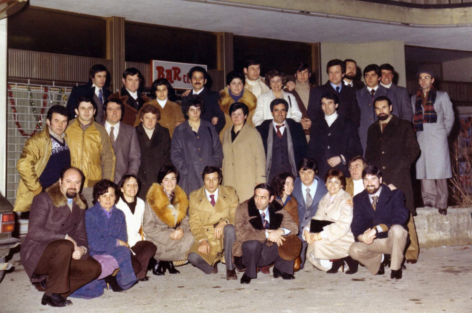 Festa dei quarantanni della classe 1944. Pozzobon Rino, Gallina Quinto, Comazzetto Rino (Messico), Mazzocato Elio, Bresolin Carlo, Michelin Giorgio, Spadetto Florido, De Bortoli Mario, Fenato Mario, Pellizzari Evaristo, Precoma Albina, Gino Minora, Fruscalzo Renata, Casagrande Mario, Mezzalira Giovanni, Poloniato Marcello, Poloniato Rina, Favretto Clara, Favretto Guido, Fansolato Renzo e altri.
