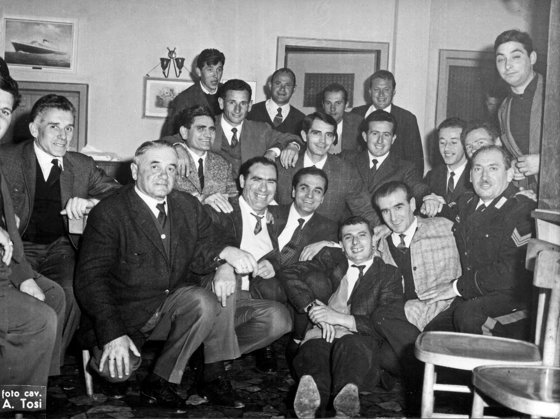 Cena sociale della bocciofila Montello, anno 1964. Poloni Riccardo, Poloni Giuseppe, Rudelli Luigi, Mora Oscar, Durante Giuseppe, Tonello Renato, Santinon Danilo, Dello Jacovo Lucio, Robazza Armando, Mazzoleni  Florio, Caverzan Aleardo.