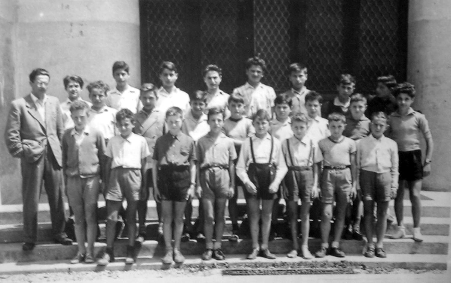 La classe 1938 con il prof. Favotto Erminio. Fontebasso Arturo, Trinca Franco. Truccolo Danilo, Zannoni Gianfranco, Daniel Ugo, Bolzan Natale, Boschin Giovanni, Gallina ....(da Caerano), Martignago ... , Bressan Leopoldo, Adami Francesco, Klinz Guglielmo, Cipriani franco, Rossi Carlo, Biasi Carlo, Mocerino Piergiorgio, Sfoggia ... , Meneghinotto Mario, Serena..... , Adami Pietro, Bianchin Alfio, Marcer Arrigo, Faganello Adelchi.