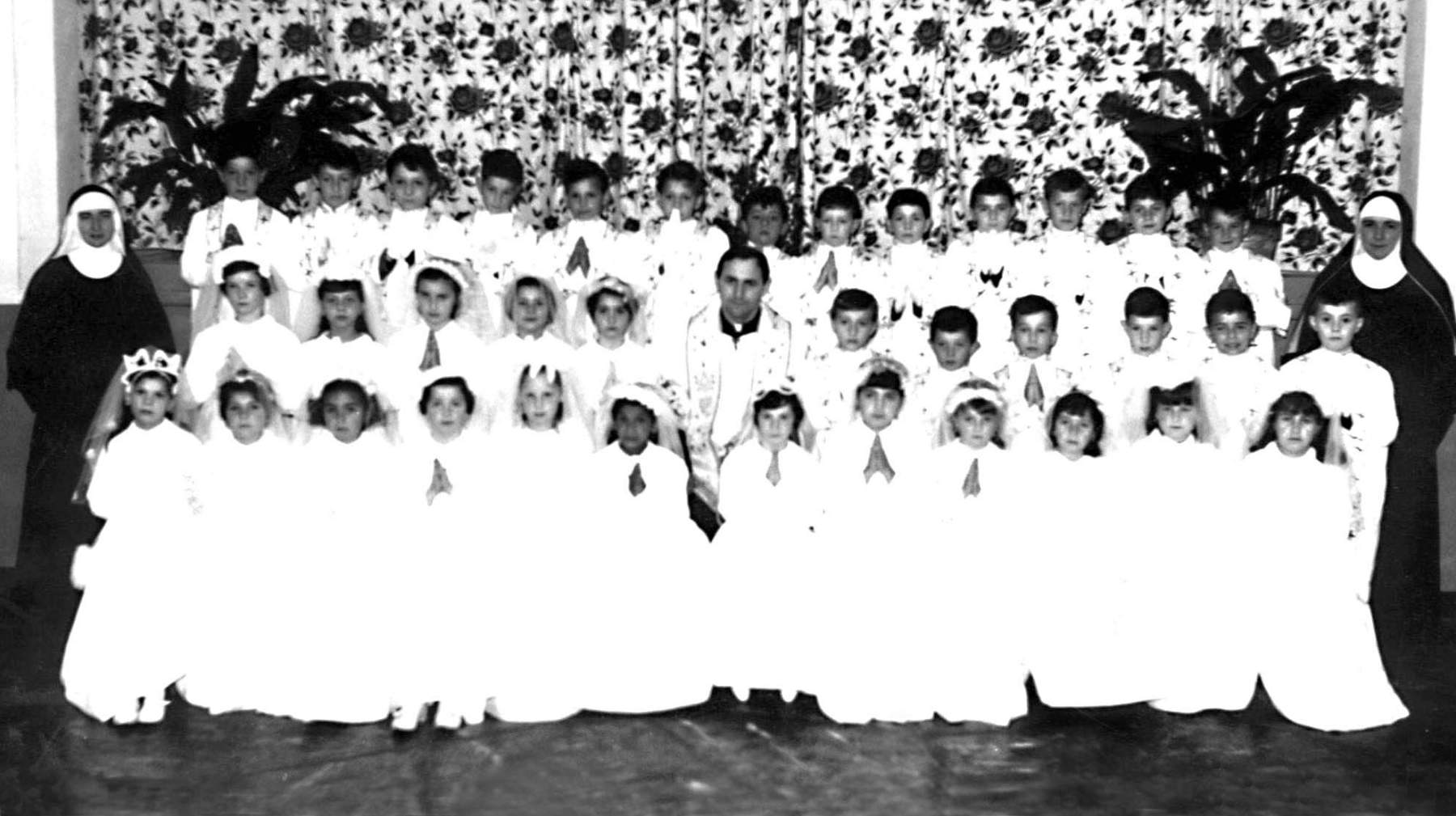 I nomi delle persone vanno dal basso da sx a dx. Cavasin Daniela, Cavasin Rossanna, Cervi Antonietta, ? ?, Merlo Fanny, Zavarise Antonella, Paulon Daniela, Bof Rita, Bressan Antonella, Pellizzari Franca, ? Rosanna, Merlo Pierina, ? ?, ? Rita, Sartor Carla, ? ?, Basso Adelaide, don Mario Benacchio, Berlato Mauro, Guolo Giancarlo, Paulon Antonio, Cavasin Roberto, Daniel Bruno, Giacon Giancarlo, Boscolo Giuliano, Cavallin Alvise, Michielon Vanio, ? ?, Cavallin Marcello, Martinazzo Vanio, Pellizzari Giuseppe, Mogno ?, Cavasin Valter, Bonsempiante Erminio, Cimolin Renzo, Montagner Flavio, Poloni Gianni. Le suore : a sx ? ? -a dx suor Rosalia Binotto.