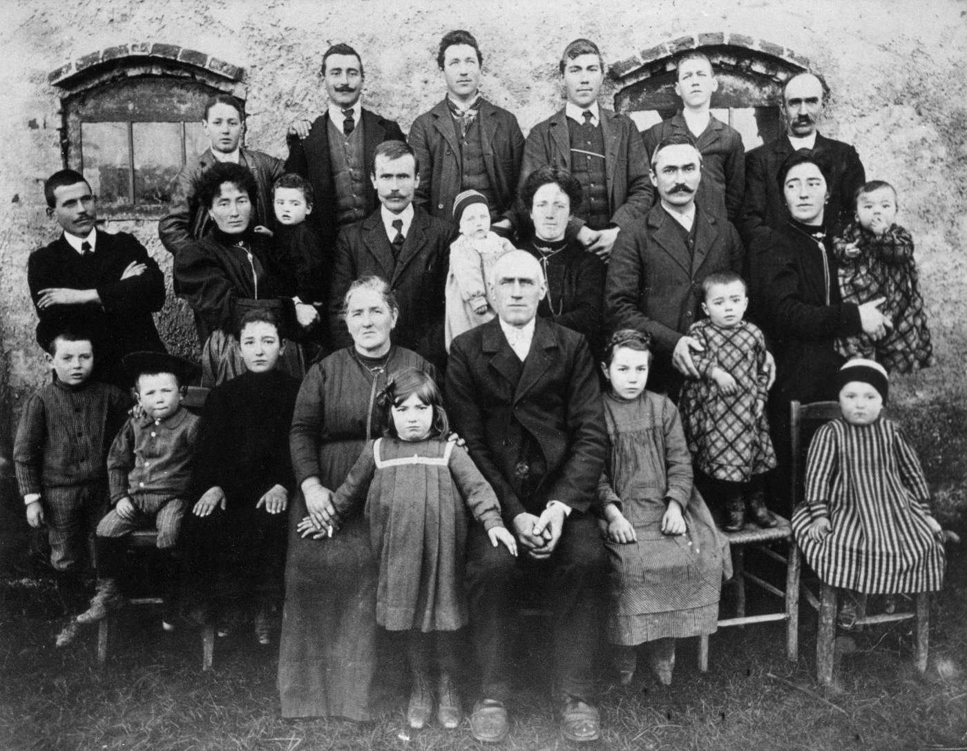 Famiglia Tessari detta Passarino nel 1913. Da sx in alto ci sono i fratelli Giovanni, Luciano, Eugenio, Antonio Fiorino e lo zio Giacomo. In seconda fila da sx Gaetano Menegon con la moglie Nicoletta (Nana) Tessari con tre dei suoi undici figli, Eugenio Menegon missionario in Africa, Giuseppe parroco di Loria e Giulio, Giuseppe Guarnier con la moglie Adele Tessari e la primogenito Maria, Luigi Bordin con la moglie Amelia Tessari e tre dei loro figli. In prima fila Virginia Tessari con i genitoriGiuseppe Tessari e Rosa Tesser con Teresa e Maria.