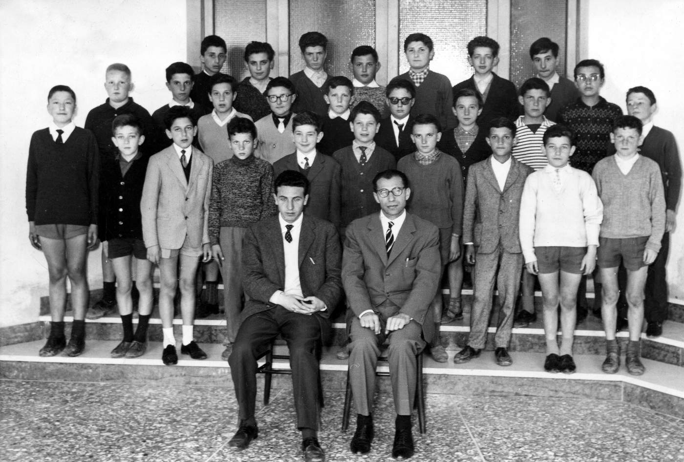 Classe 1949 alla scuola industriale anno 1961. Professori Gherlenda e Schiaccianoci. Desti Baratta Gianni, Catuzzo ?, Dall’ Acqua ?, Santin ?, Boschieri Mario, Gallina Mario, Bonora Cesarino, Zerbinati Gianfranco, Martignago Flavio, Cavallin ?, Bittante ?, De Zen ?, Merlo Nevio, Dalla Lana Carlo, Piva Nello, Sernaglia ?, Gallina Severino, Casagrande Mario, Precoma Sergio e altri.