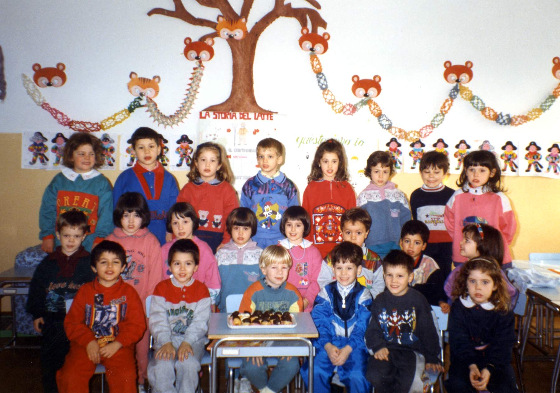 Classe 1990 all asilo. Gallina Elisa, Rossanese Andrea, Porcelli Francesca, Frasseto Ludovico, Pisan Eleonora, Marcon Laura, Poloniato Alberto, Poloniato Anna, Montagner Diego, Bianchi Sara, Graziotin Elena, Bordin Sara, Bordin Lorenzo, Bresolin Carla, Conti Michele, Colosi Marco, Michielin Walter, Michielin Andrea, Ferraro Simone, Bonora Giulia, Vendramini Cristina.