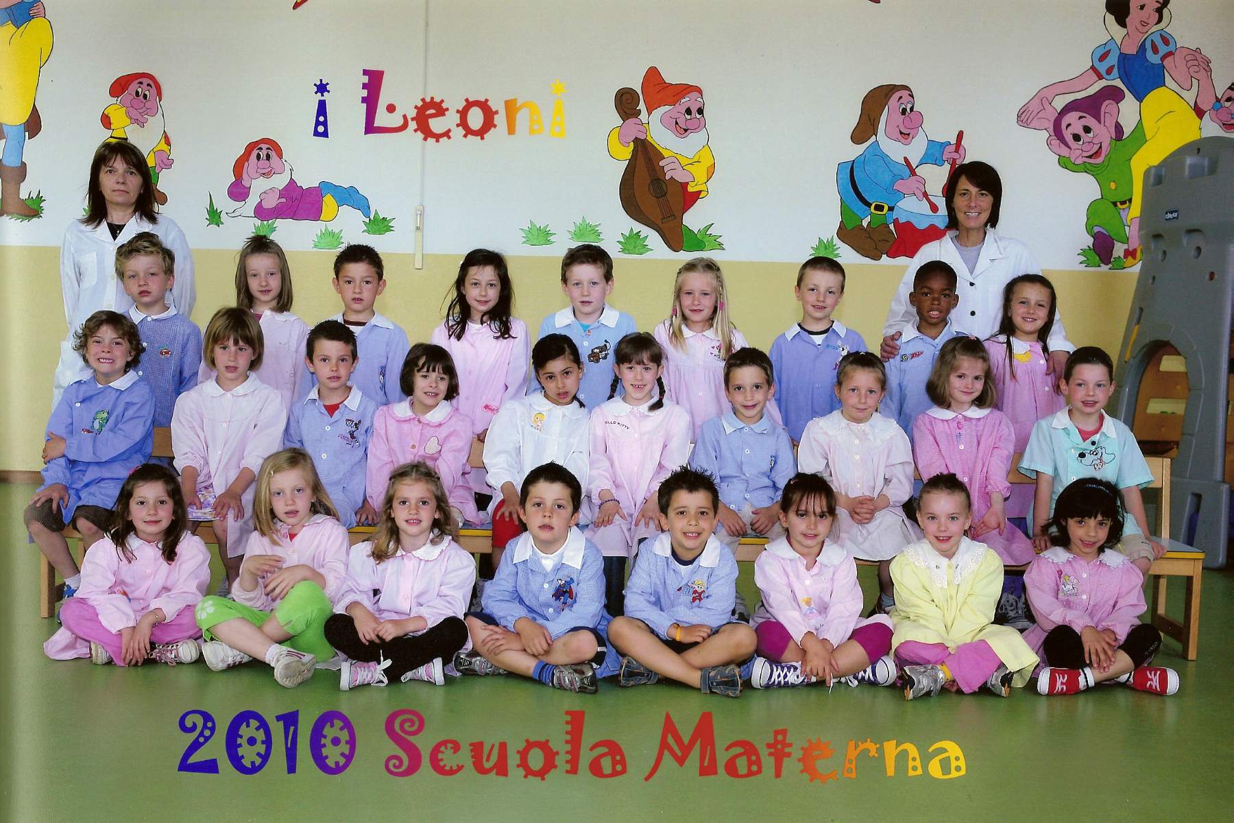 Classe 2004  con le maestre Ivana Viero e Susi Letizia. Martignago Eleonora, Cimobin ?, Steolo Matilde, Tormenta Nicolò, Cadorin Silvia, Chiara ?, Alessia Incussa, Gallina Simone, Irene ?, Venturini Giacomo, Antonio Colla, Anna Campello, Corner Sara, Conte Anna, Glenda ?, Valentina ?, Danieli Isacco, Marissa Alessia, Ceccato Anna, Mazzocato Beatrice, Morlin Francesco, Cavarzan Elena, Cibike, Carta Filippo, Giacomo Gallina, Spadetto Francesco, Spadetto Samuele.
